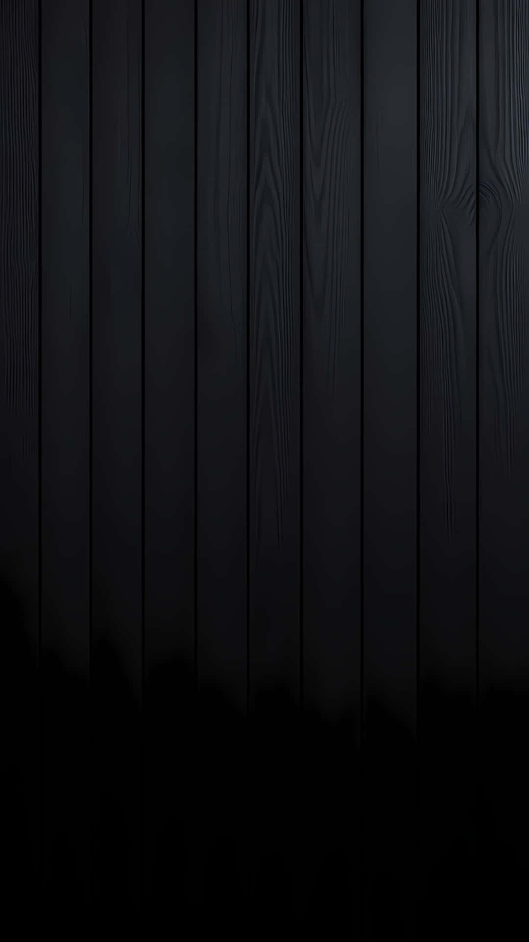 Minimal Black Wooden Panel Texture Background 壁紙 — 深色垂直木板，帶有細微的木紋紋理和底部微弱的陰影漸變。