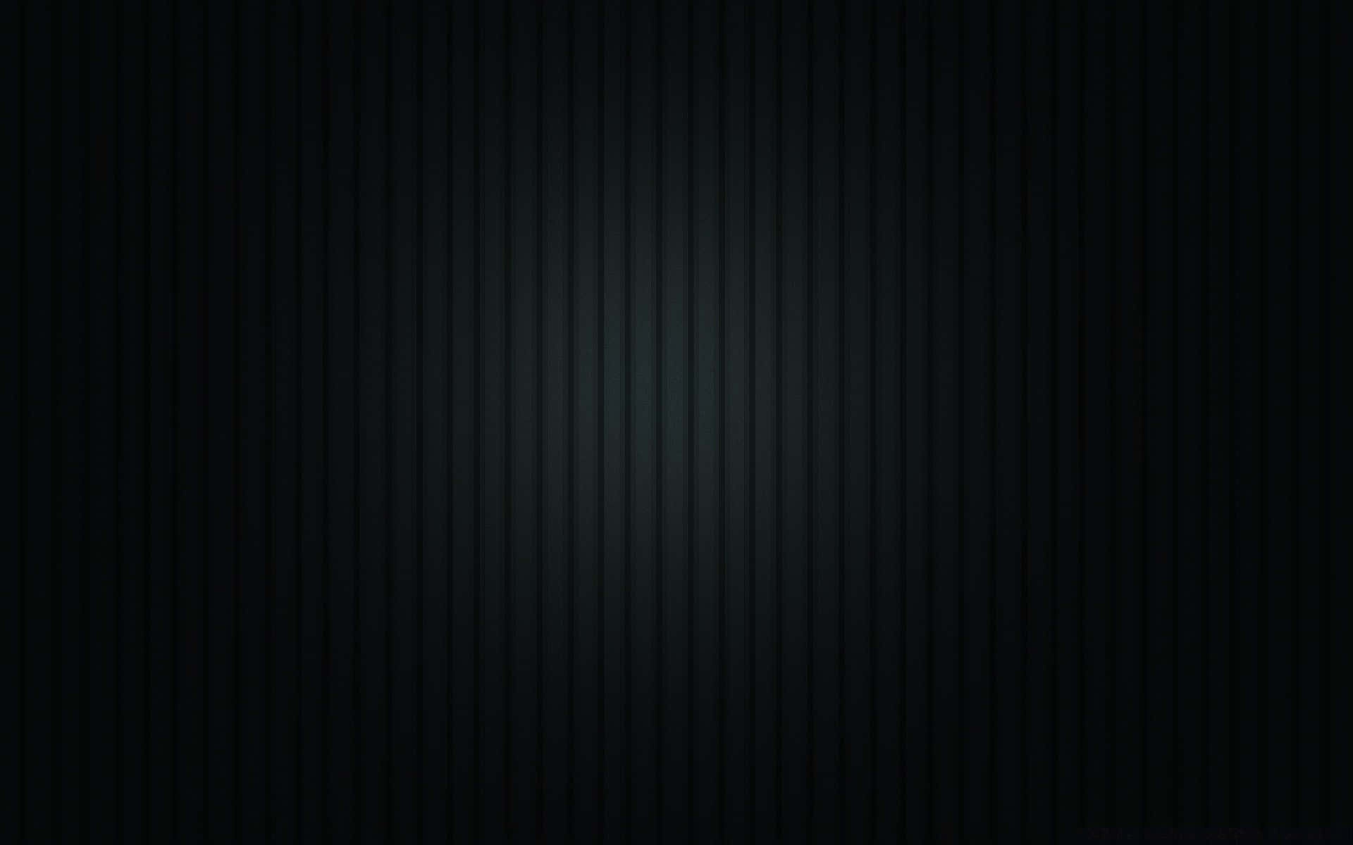 Plain Black Desktop 桌布 壁紙 — 深色垂直條紋壁紙，中央帶有微妙的漸變光芒。