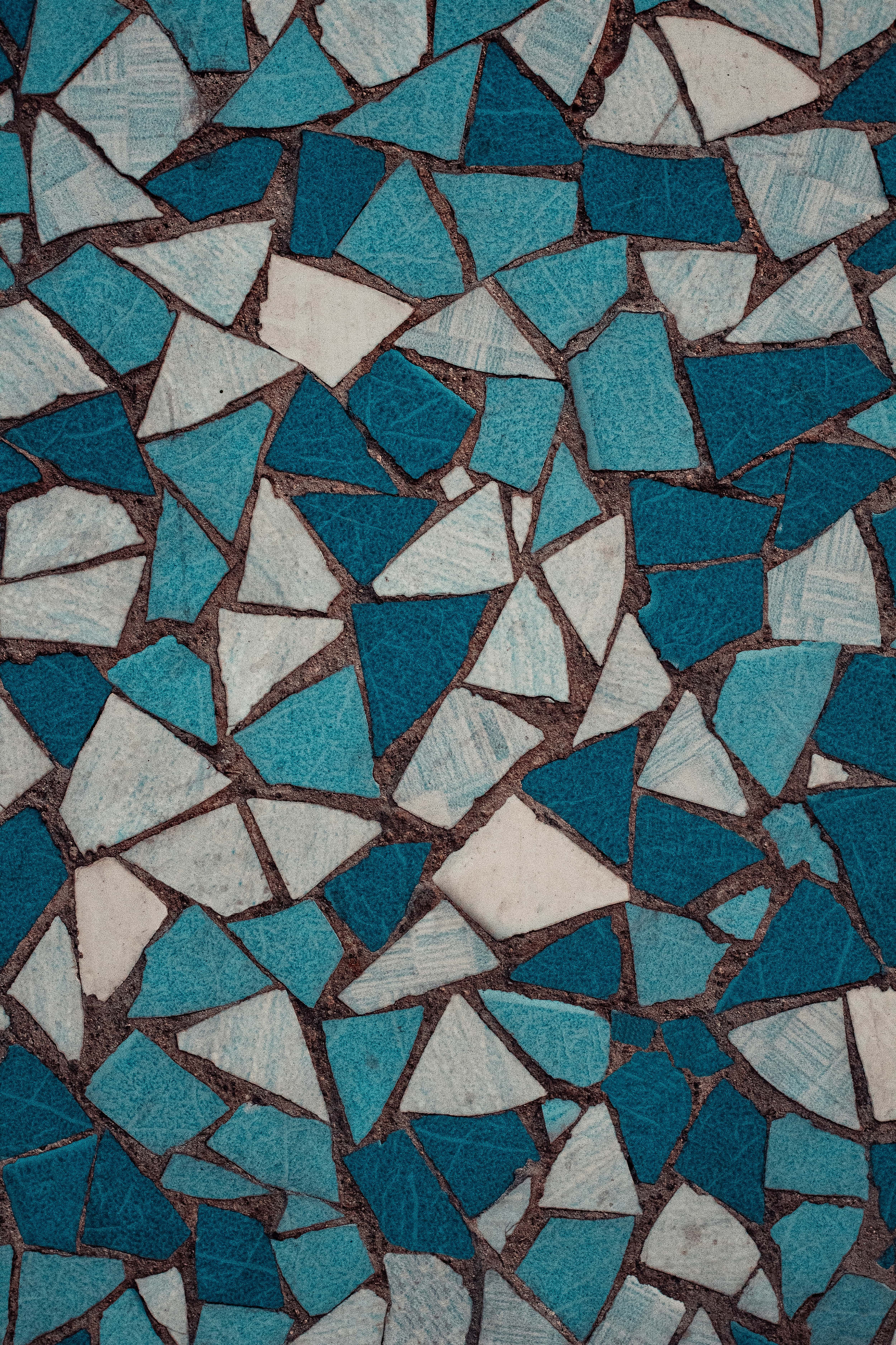 Mosaic 桌布 壁紙 — 深色填縫劑中不規則藍白瓷磚的馬賽克地板特寫。