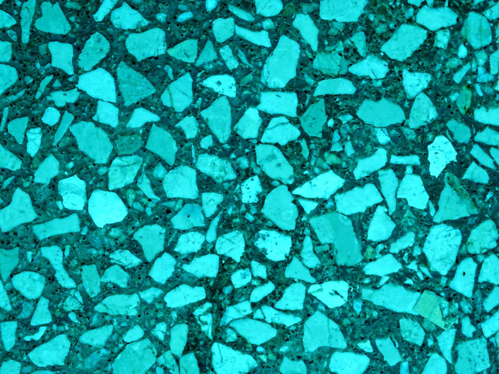 Turquoise Blue 桌布 壁紙 — 深色填縫劑中嵌入不規則石塊的綠松石水磨石表面特寫。