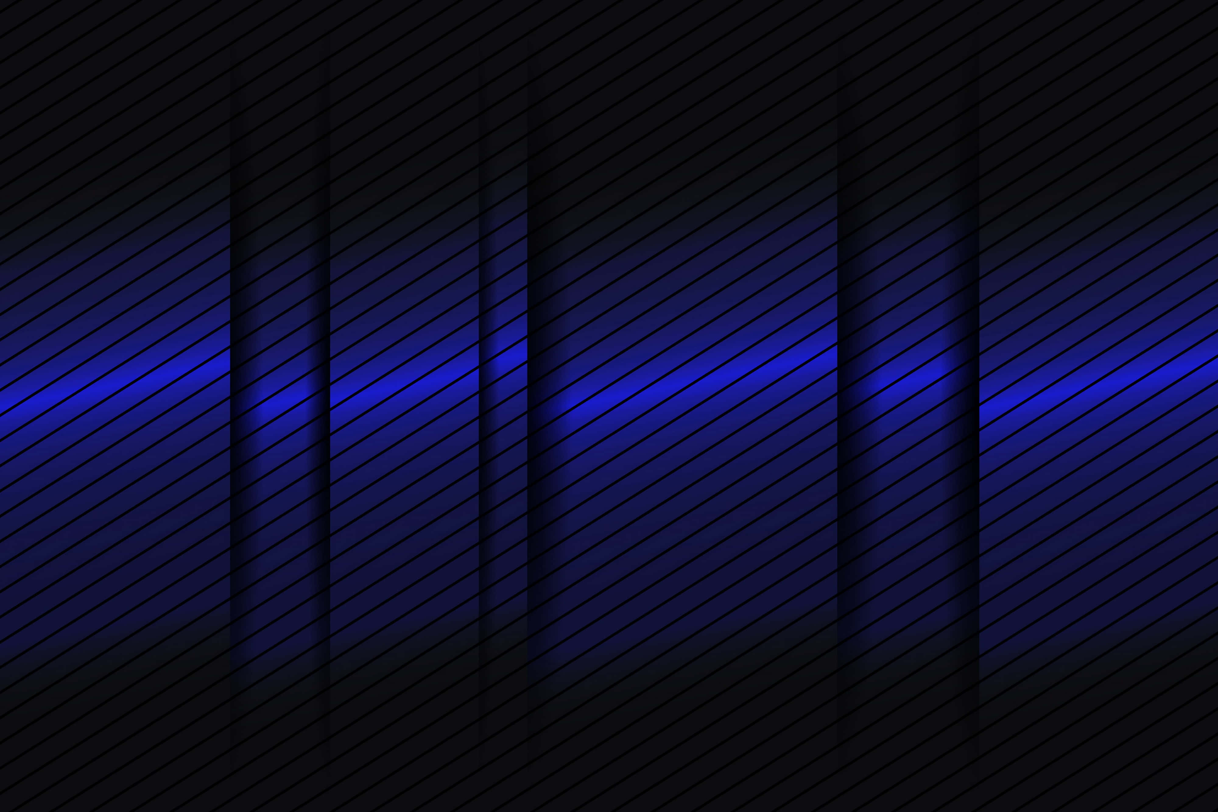 Gradient Blue 桌布 壁紙 — 深色對角線條散發出充滿活力的電光藍色光芒，營造出時尚的未來主義抽象圖案。