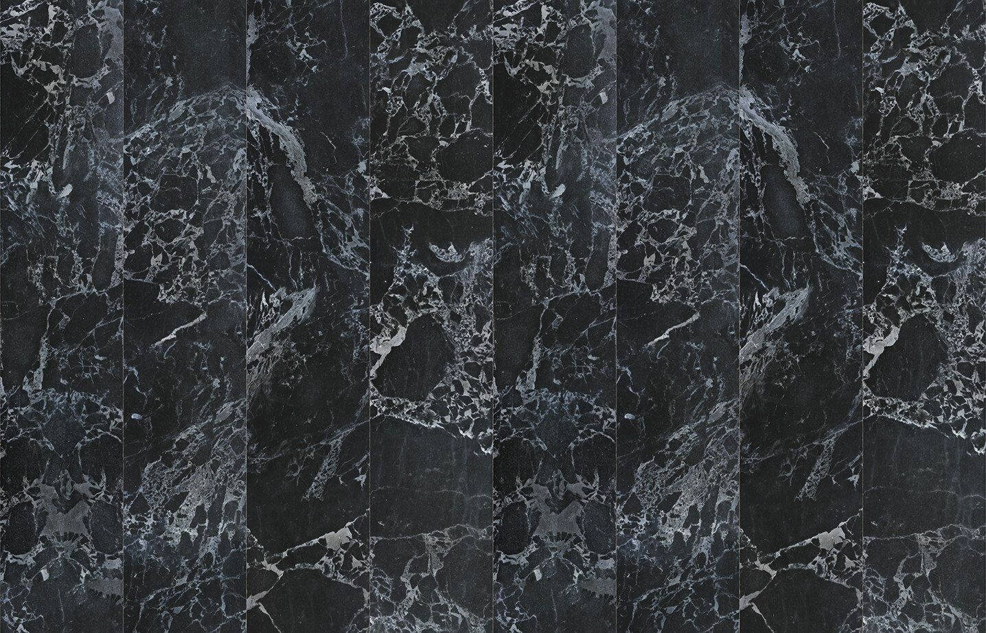 Black Marble 4K 桌布 壁紙 — 深色拋光大理石瓷磚，帶有複雜的銀色紋理，排列成垂直面板。