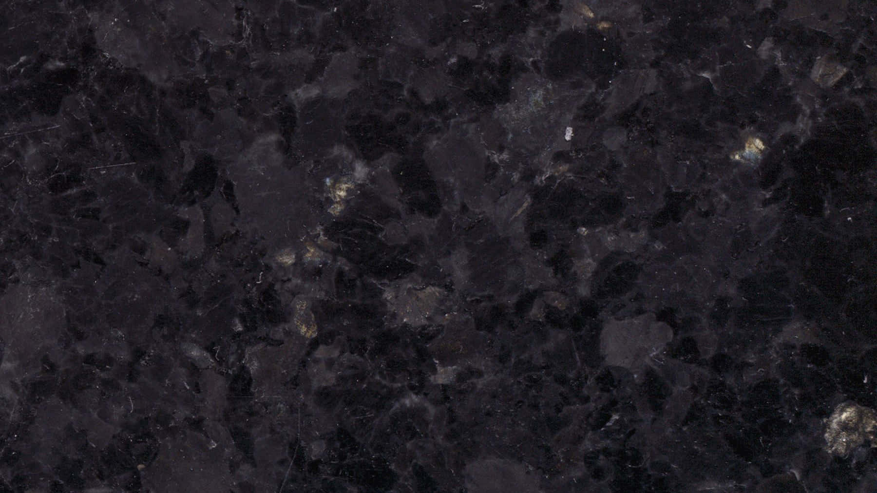 Black Marble 桌布 壁紙 — 深色拋光花崗岩的特寫，帶有微妙的金色斑點和漩渦狀礦物圖案。