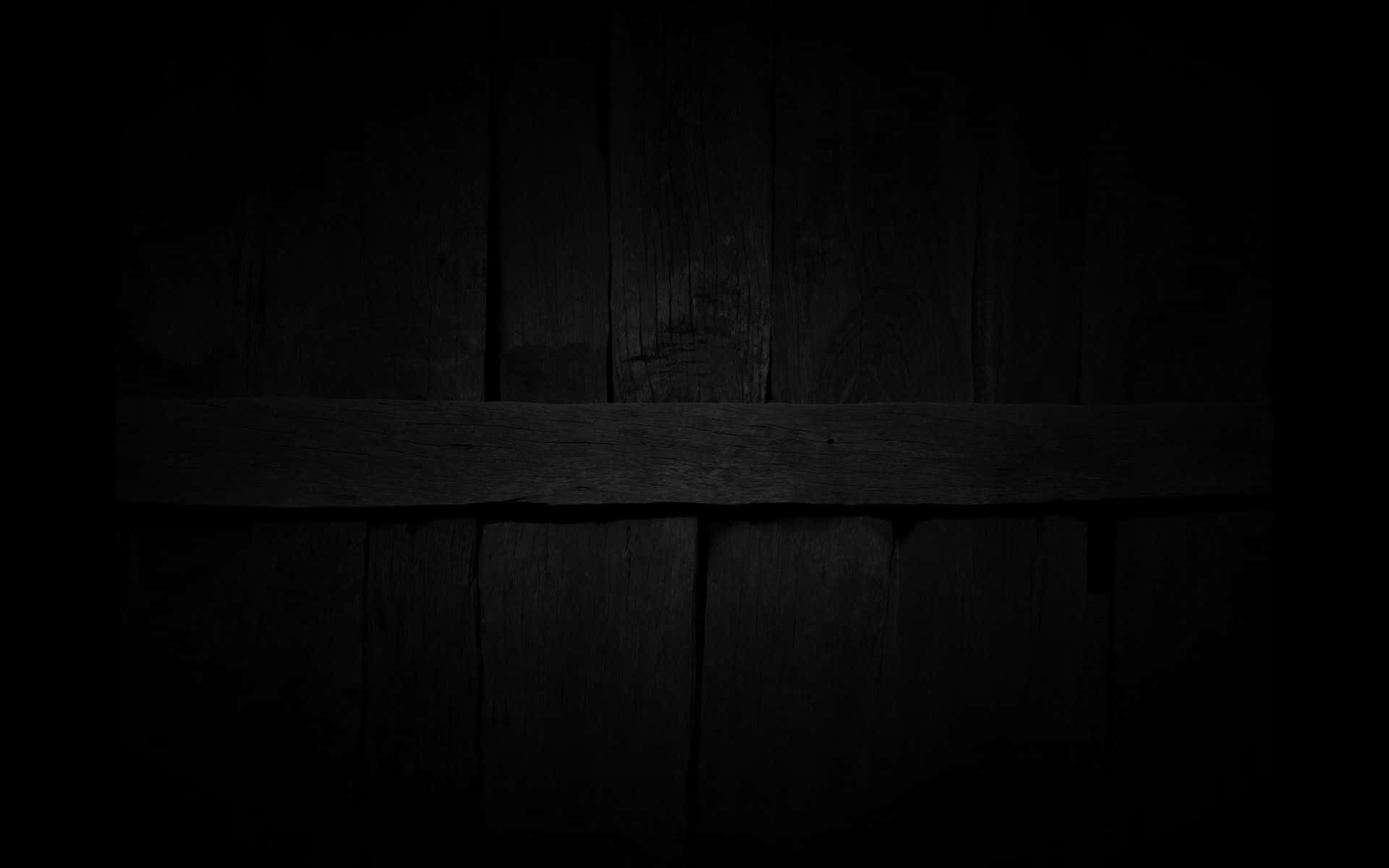Dark Textured 桌布 壁紙 — 深色木板與水平橫樑在近乎全黑的環境中形成極簡、陰影的紋理。