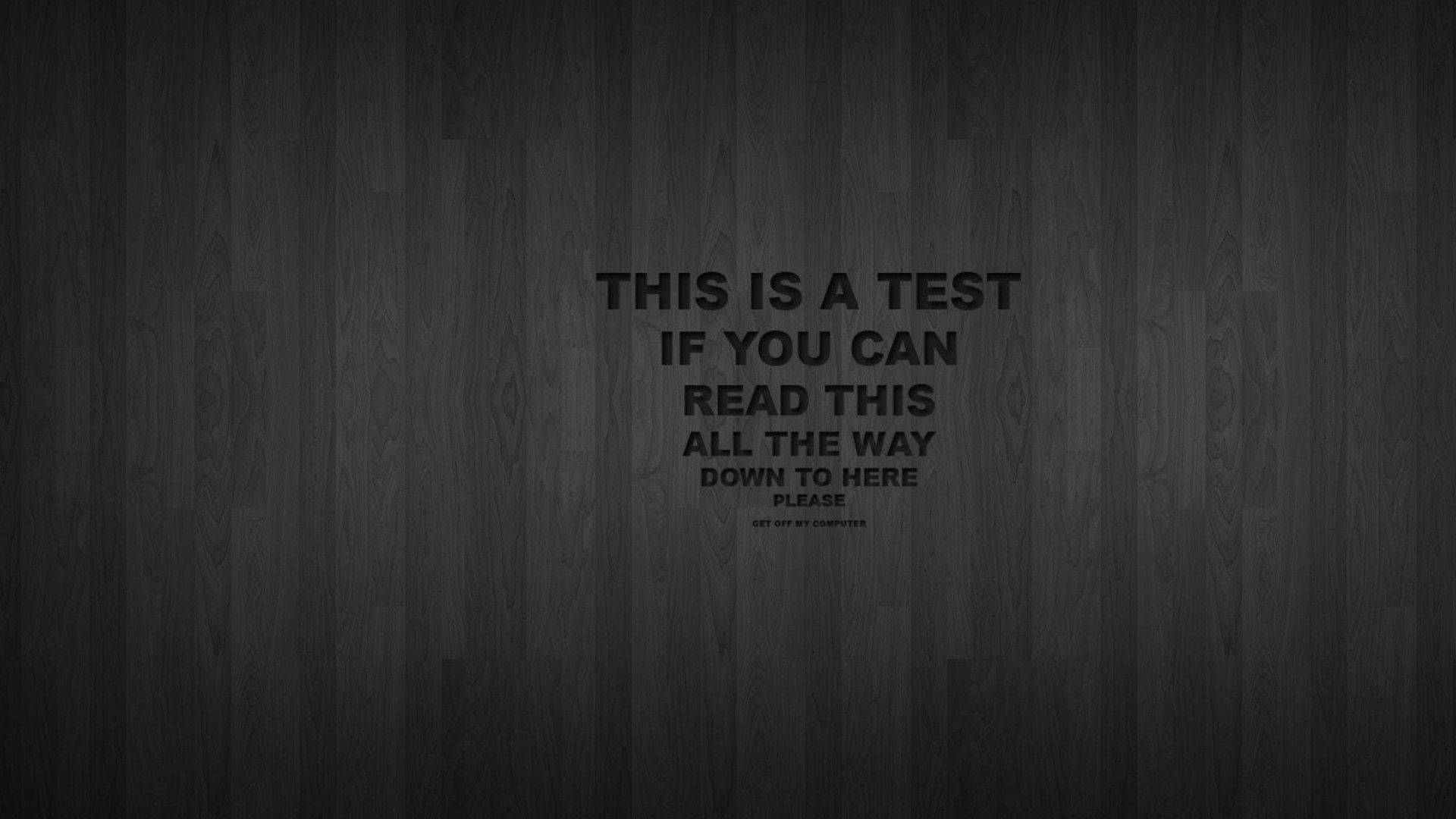 Quote 桌布 壁紙 — 深色木紋背景，中央粗體文字寫著「THIS IS A TEST IF YOU CAN READ THIS ALL THE WAY DOWN TO HERE PLEASE GET OFF MY COMPUTER」