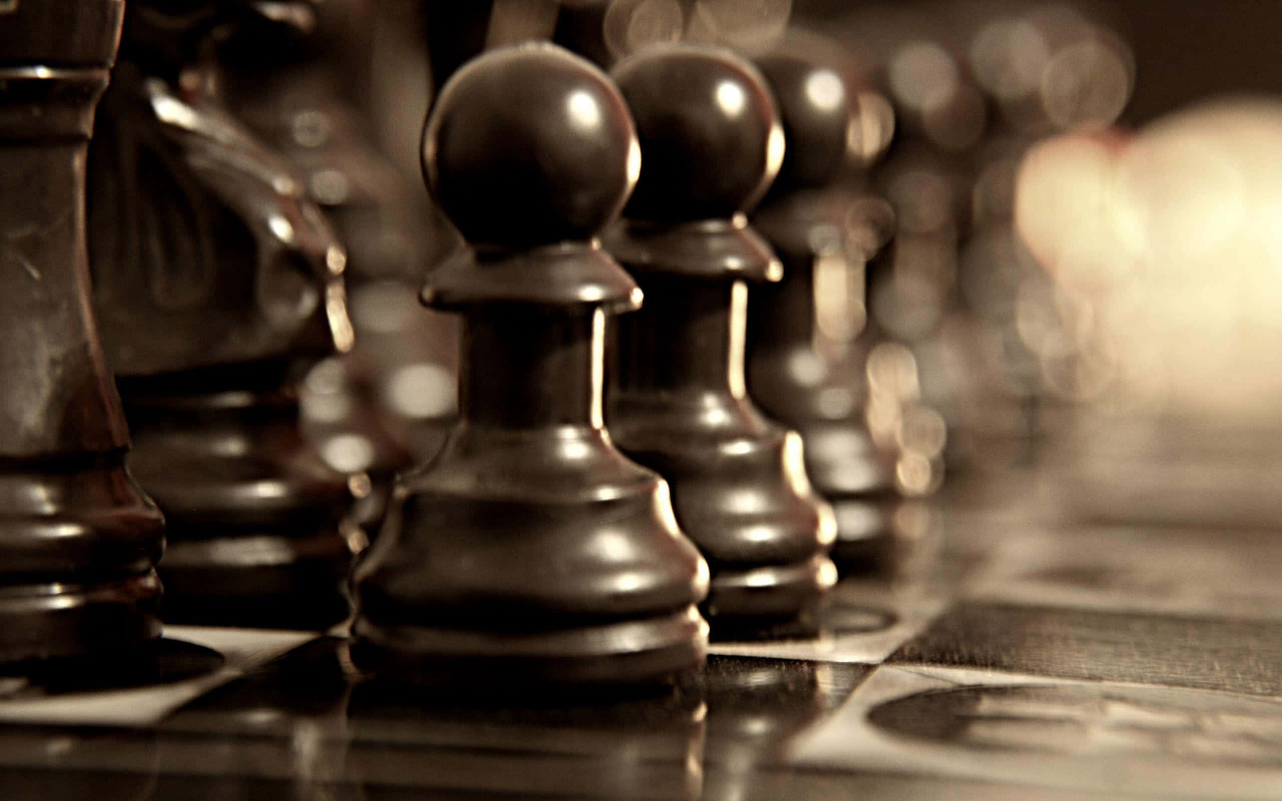 西洋棋 桌布 壁紙 — 深色木製西洋棋兵卒在棋盤上排列的特寫，景深淺，光線溫暖。
