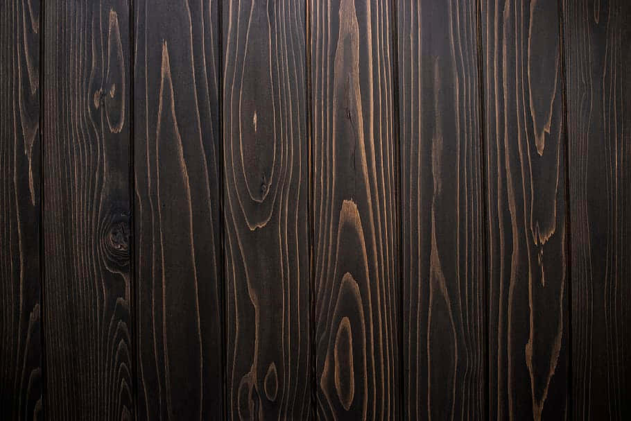 Brown Wood 桌布 壁紙 — 深色染色木板特寫，在柔和光線下呈現豐富的木紋圖案和天然節疤。