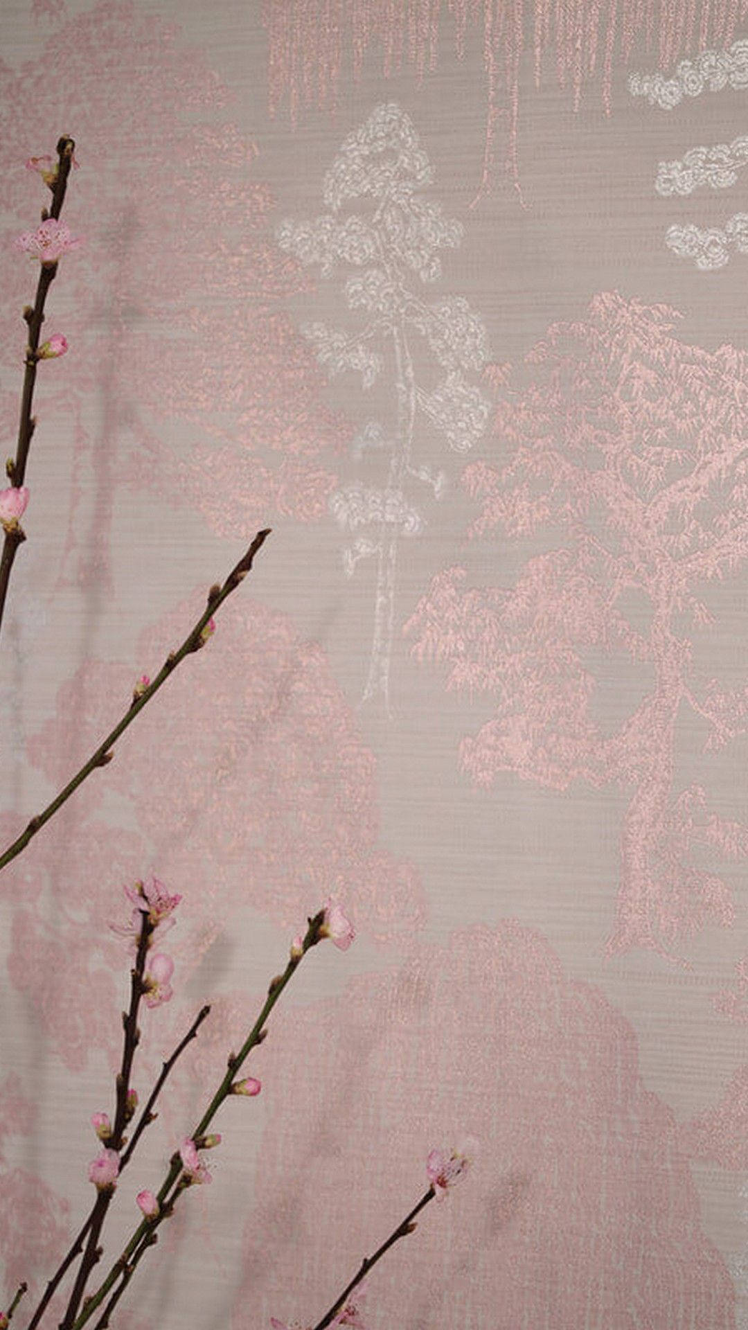 sakura tree 桌布 壁紙 — 深色樹枝上精緻的粉紅櫻花與帶有淡淡白色樹影和雲朵圖案的柔和粉紅壁紙形成對比。