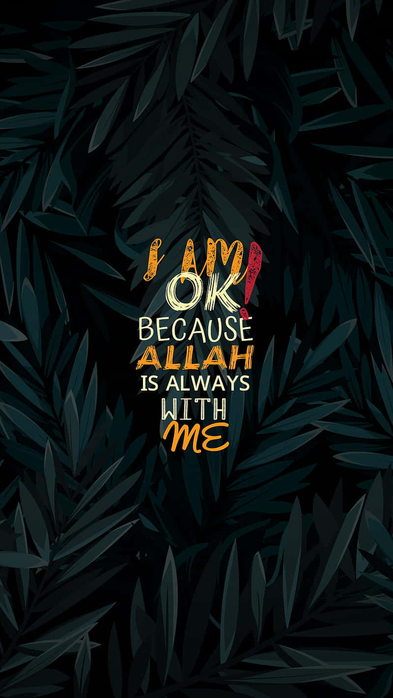 Motivational Quotes 桌布 壁紙 — 深色熱帶樹葉框住粗體文字，以溫暖的橙色和白色宣告「我很好，因為真主永遠與我同在」。