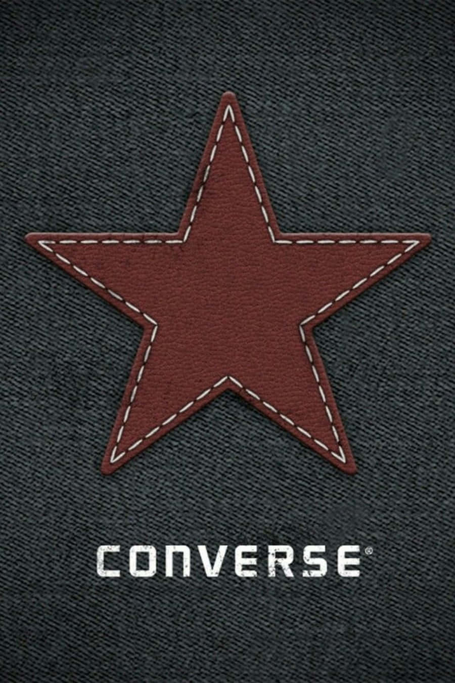 Converse Logo 桌布 壁紙 — 深色牛仔布上帶有白色縫線的紅色星星補丁，下方有Converse標誌。