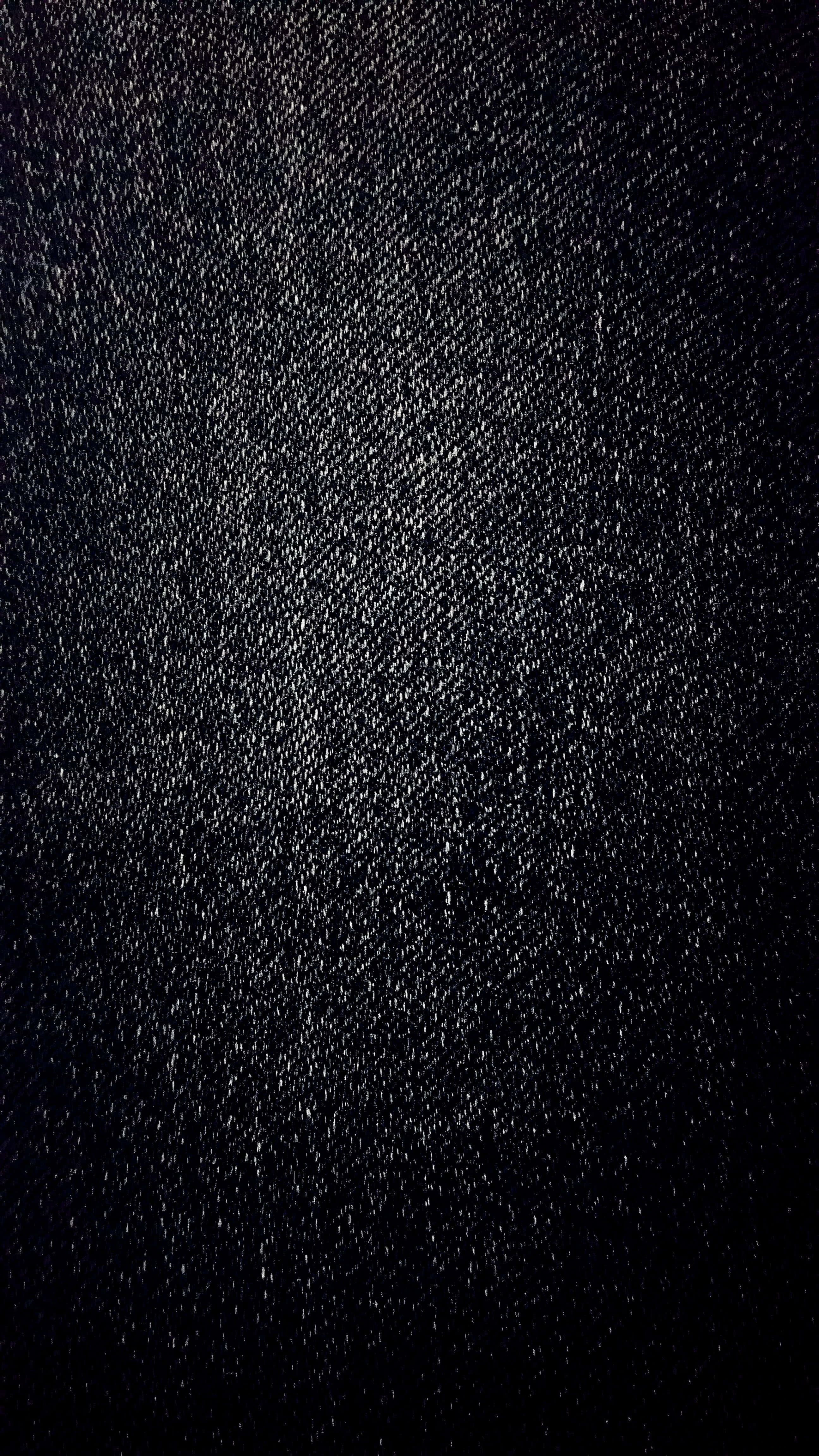 Plain Black 桌布 壁紙 — 深色牛仔布料的特寫，帶有微妙的白色線條亮點和磨損質感。