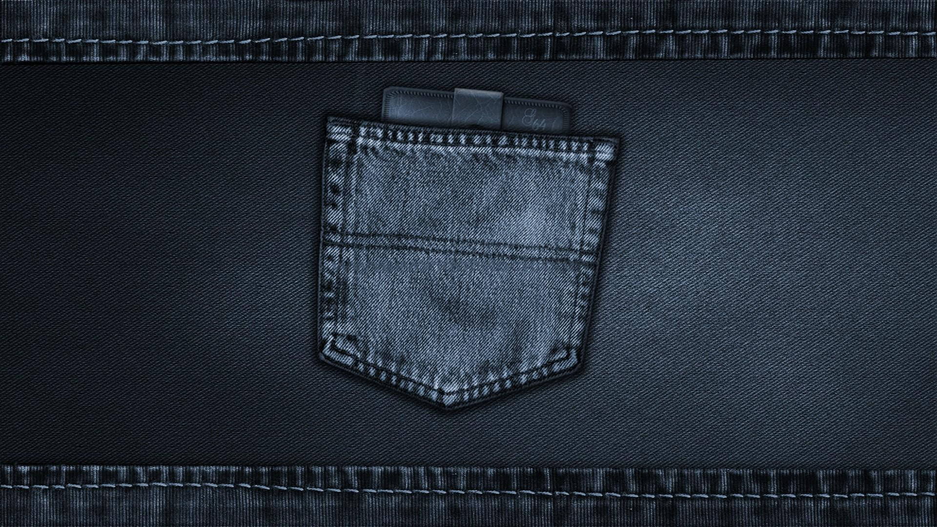 outfit 桌布 壁紙 — 深色牛仔褲口袋的特寫，信用卡在紋理布料上微微露出。