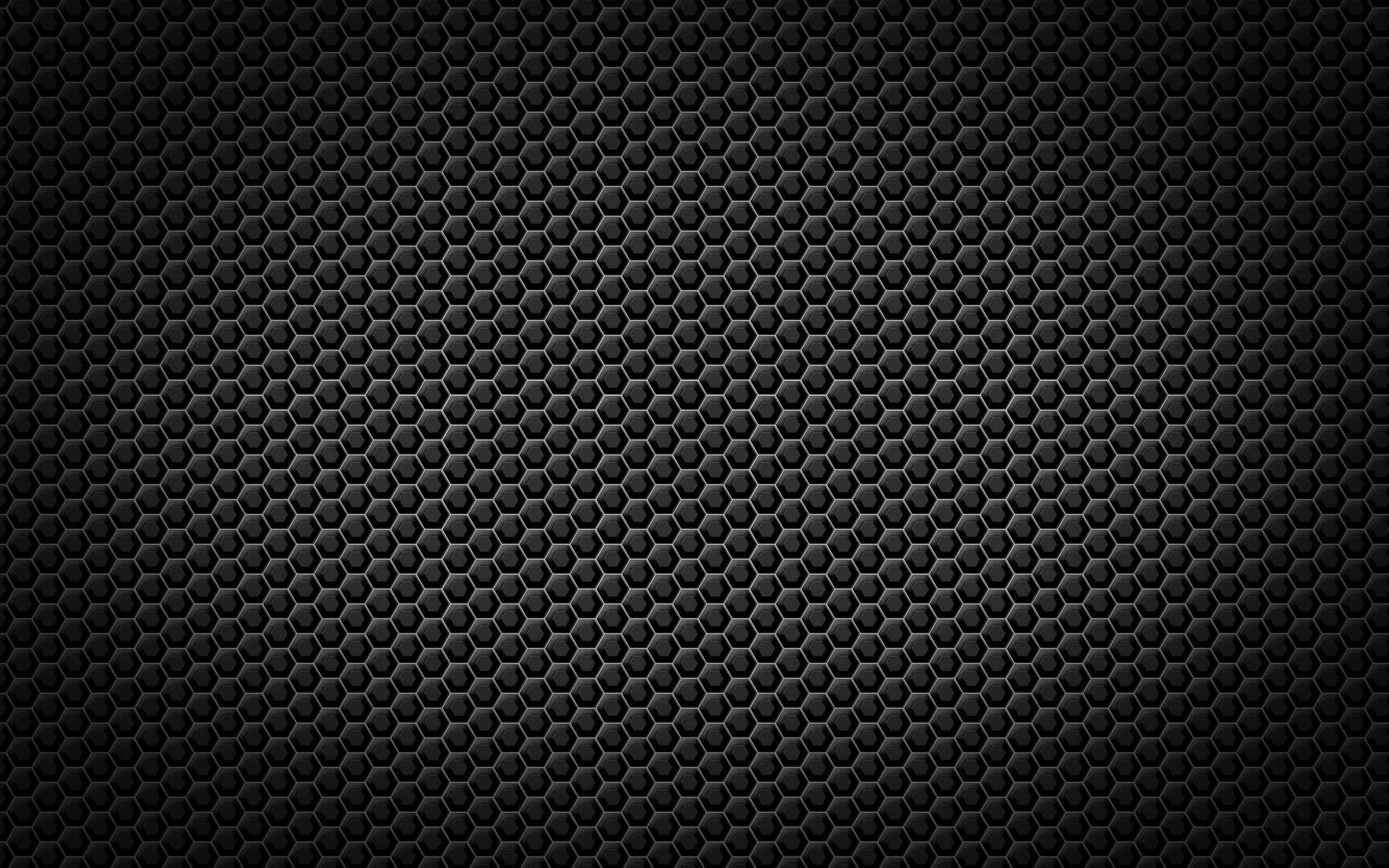 Plain Black Desktop 桌布 壁紙 — 深色紋理壁紙，帶有重複的六邊形網格圖案和微妙的漸變照明。