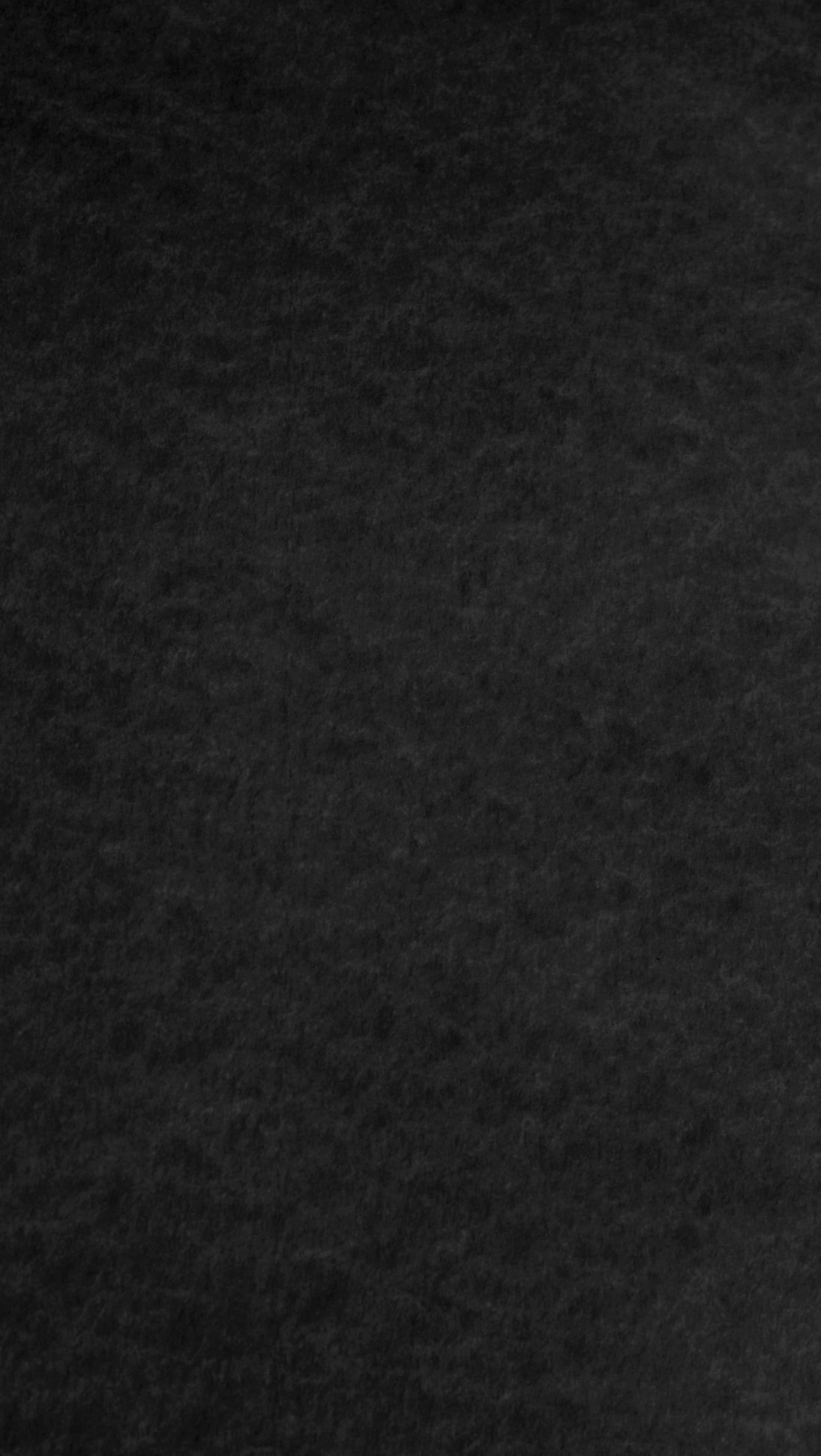 Plain Black 桌布 壁紙 — 深色紋理布料的特寫，帶有微妙的陰影變化，營造出富有氛圍的抽象表面。