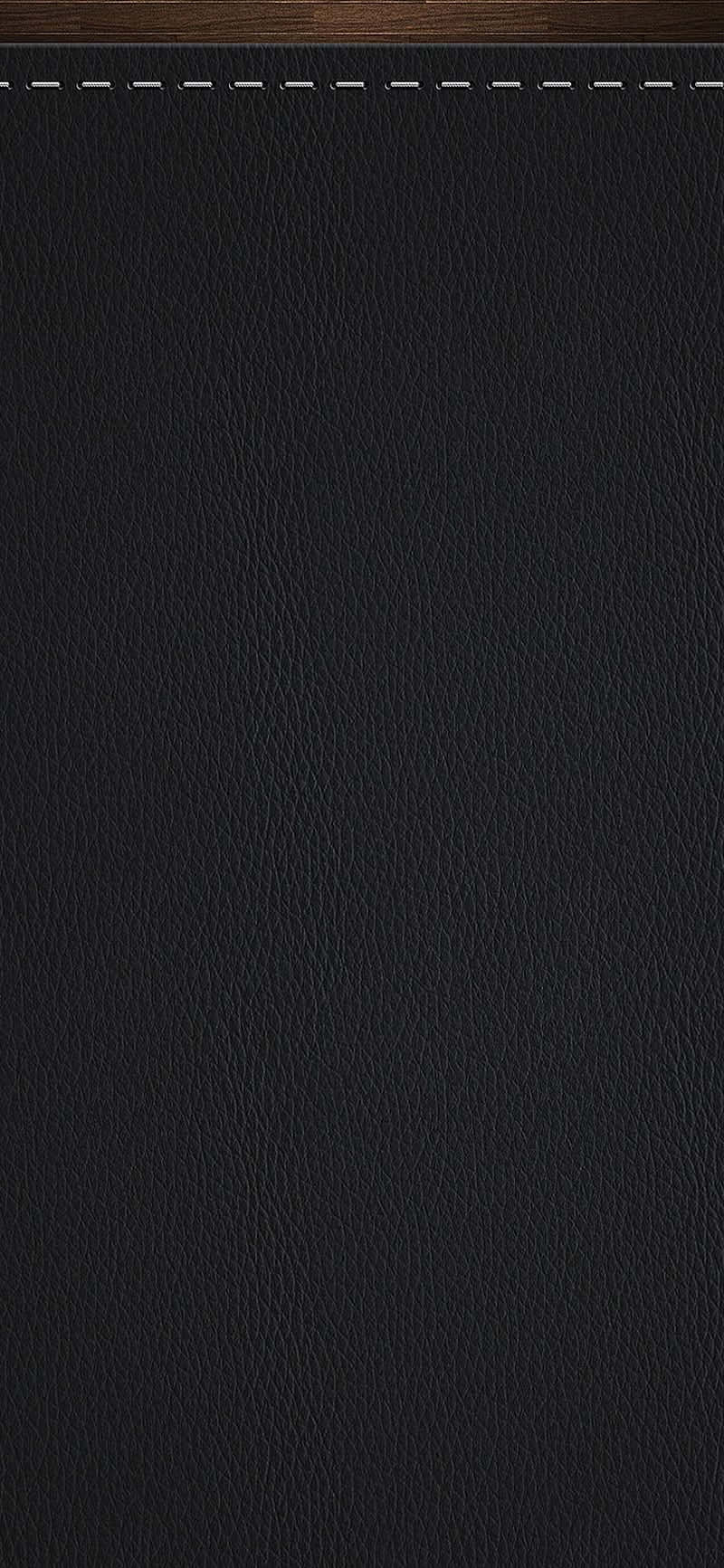 Black Leather 桌布 壁紙 — 深色紋理皮革的特寫，帶有白色縫線，邊緣為木質。
