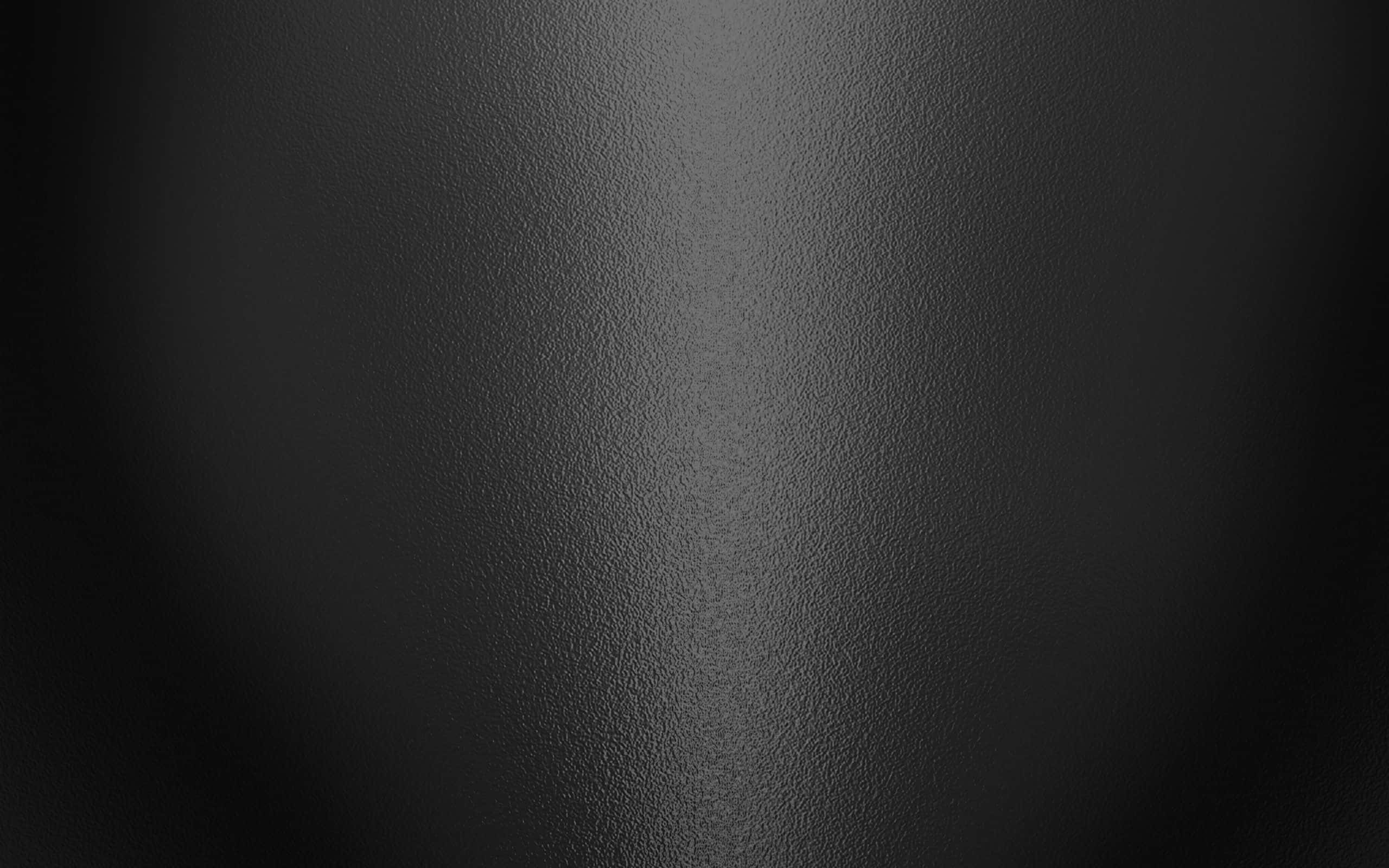 Black Gradient 桌布 壁紙 — 深色紋理皮革的特寫，柔和漸變光線突顯其顆粒表面。