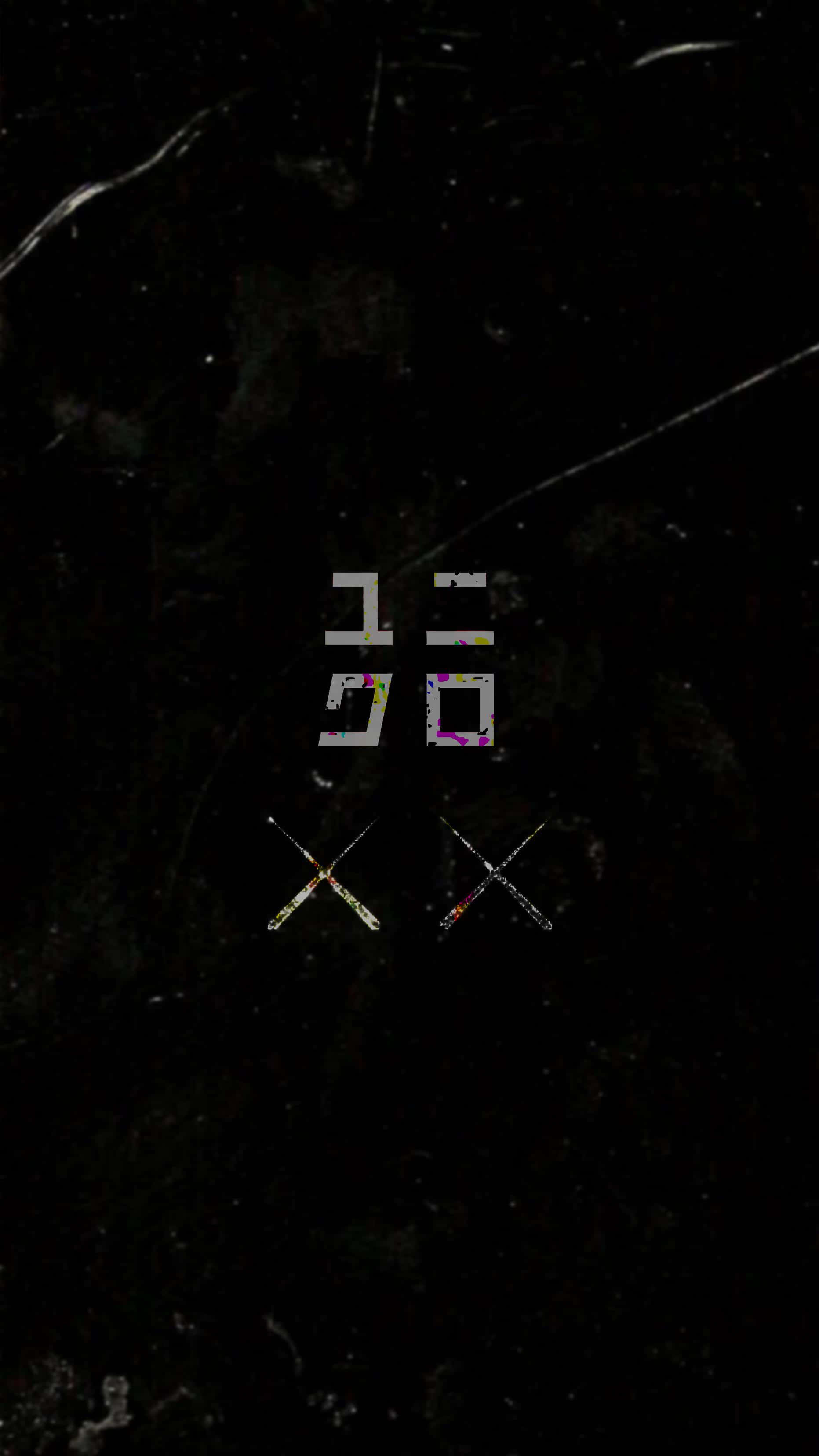 桌布 壁紙 — 深色紋理背景，帶有故障風格文字和兩把交叉的劍，呈現鮮明的像素細節。