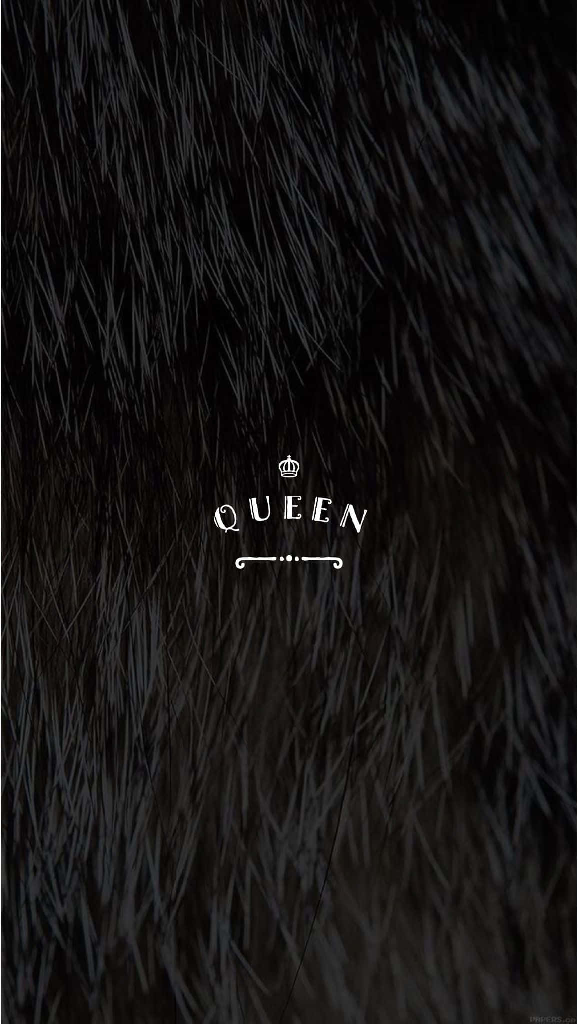 Dark Queen 桌布 壁紙 — 深色紋理背景，白色「QUEEN」文字和皇冠標誌居中，打造大膽宣言桌布。