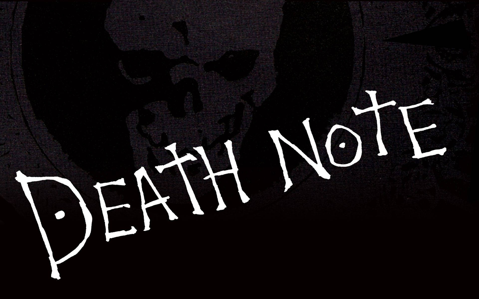 死亡筆記本 桌布 壁紙 — 深色紋理背景上，在粗體白色手寫文字「DEATH NOTE」後面有一個模糊的骷髏輪廓。