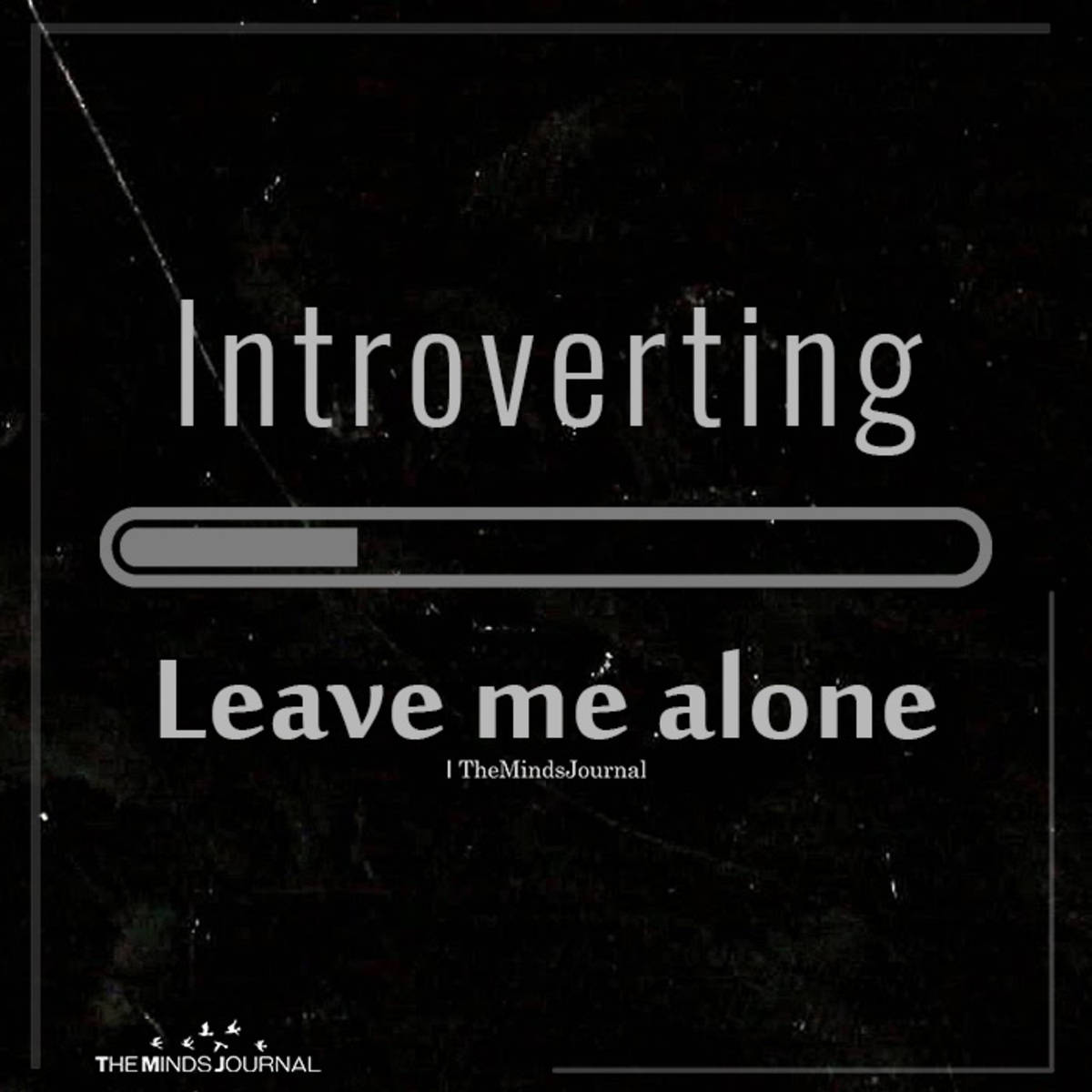 黑白 桌布 壁紙 — 深色紋理背景上，進度條上方有「Introverting」字樣，下方有「Leave me alone」字樣，均以清晰白色字體呈現。