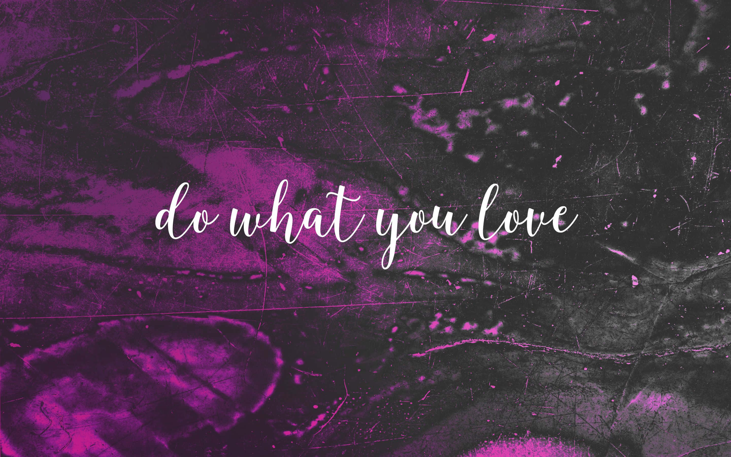 Inspirational Quotes 桌布 壁紙 — 深色紋理背景上充滿活力的紫色飛濺和刮痕，白色草書文字寫著做你熱愛的事。