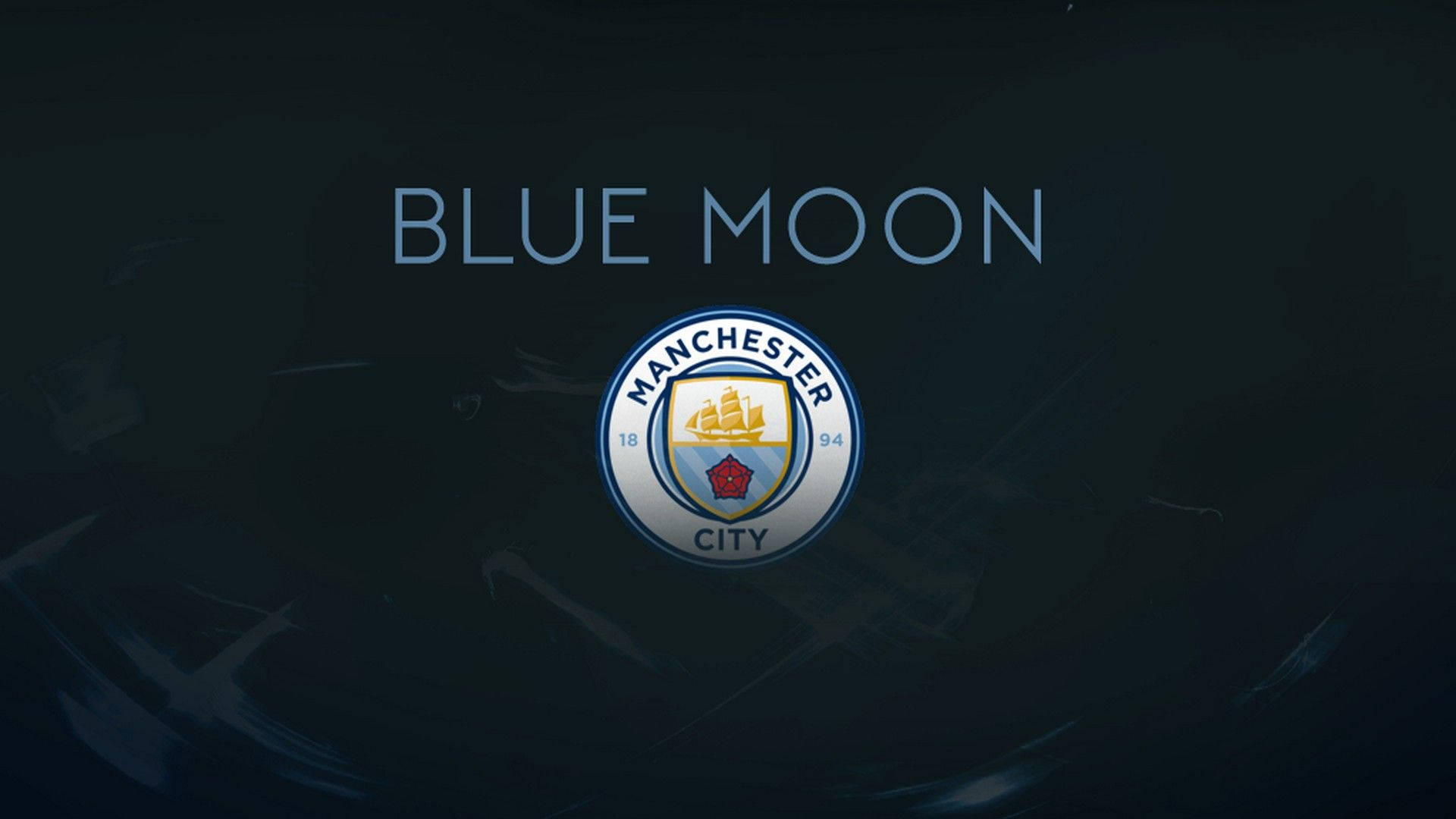 曼徹斯特城 桌布 壁紙 — 深色紋理背景上展示曼徹斯特城隊徽及「BLUE MOON」字樣，以發光藍色文字呈現。