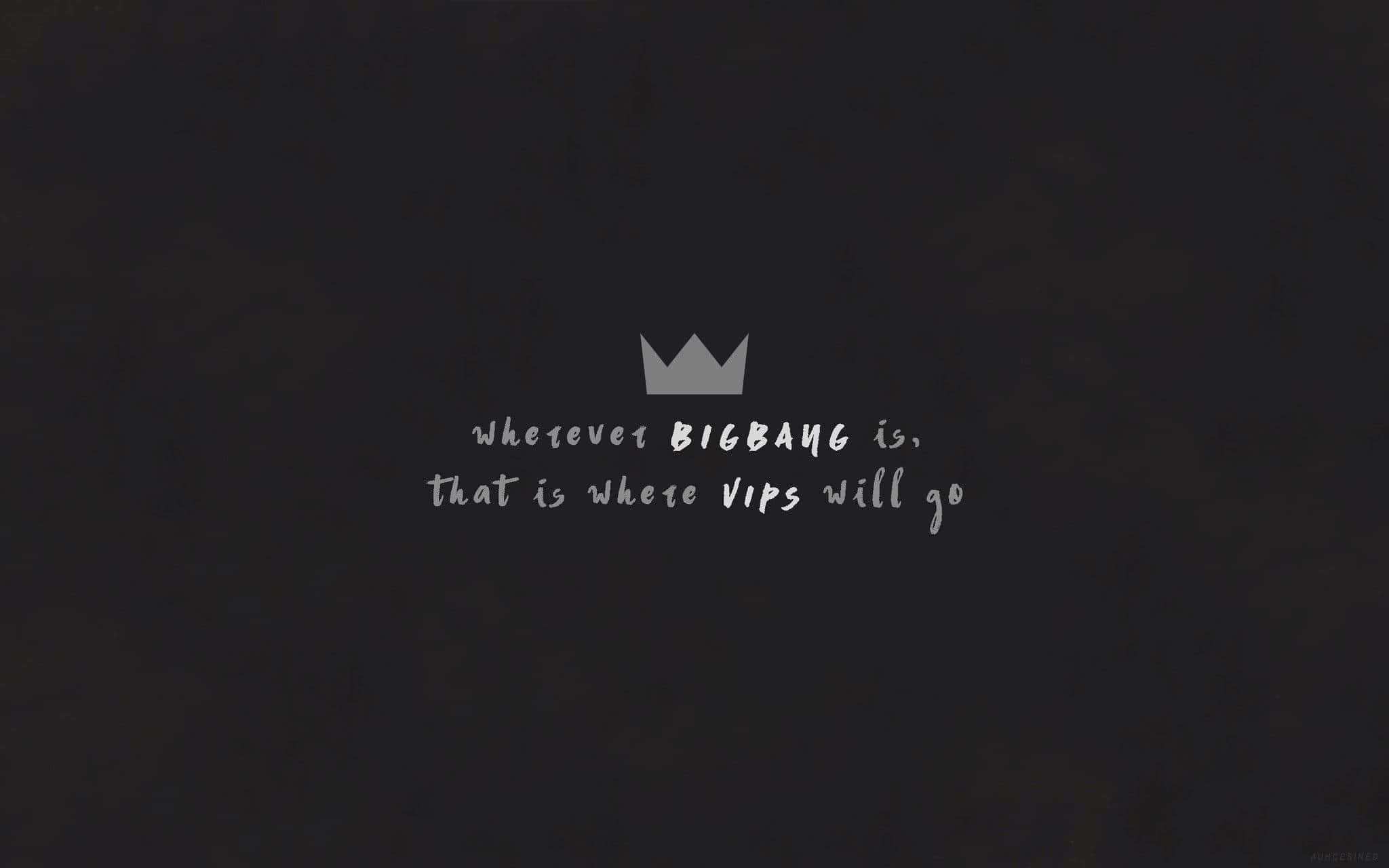 Aesthetic Quotes Desktop 桌布 壁紙 — 深色紋理背景上有一個皇冠圖示和淺灰色字體的句子 wherever bigbang is that is where vips will go。