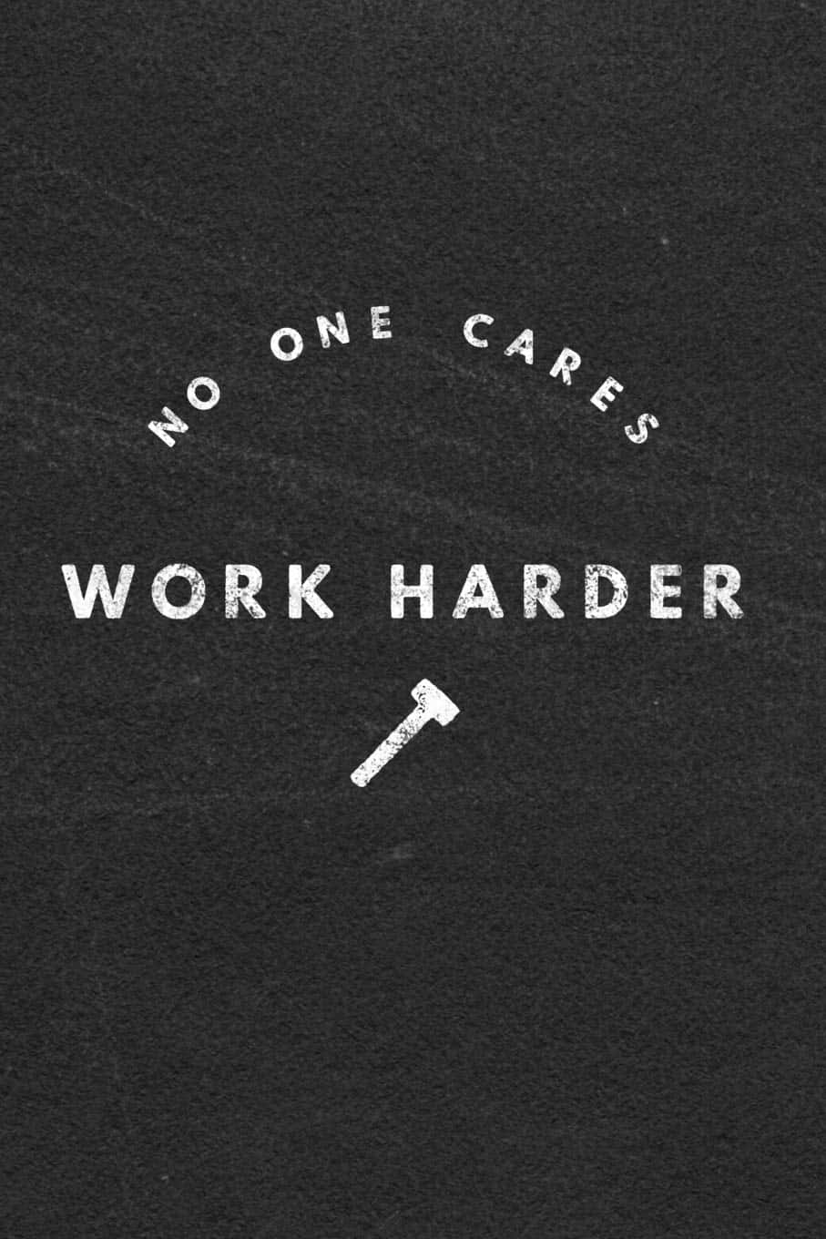桌布 壁紙 — 深色紋理背景上粗體白色文字宣告「NO ONE CARES WORK HARDER」，下方有一個錘子圖標。