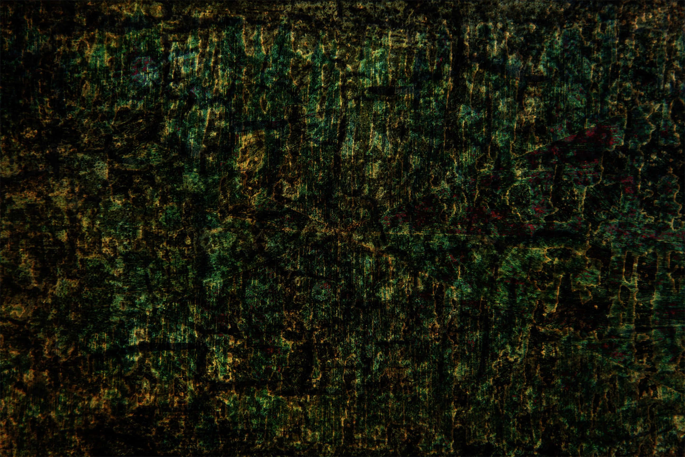 Dark Green Grunge 桌布 壁紙 — 深色紋理表面，帶有綠金色和深紅色的條紋，呈現粗糙的抽象圖案。