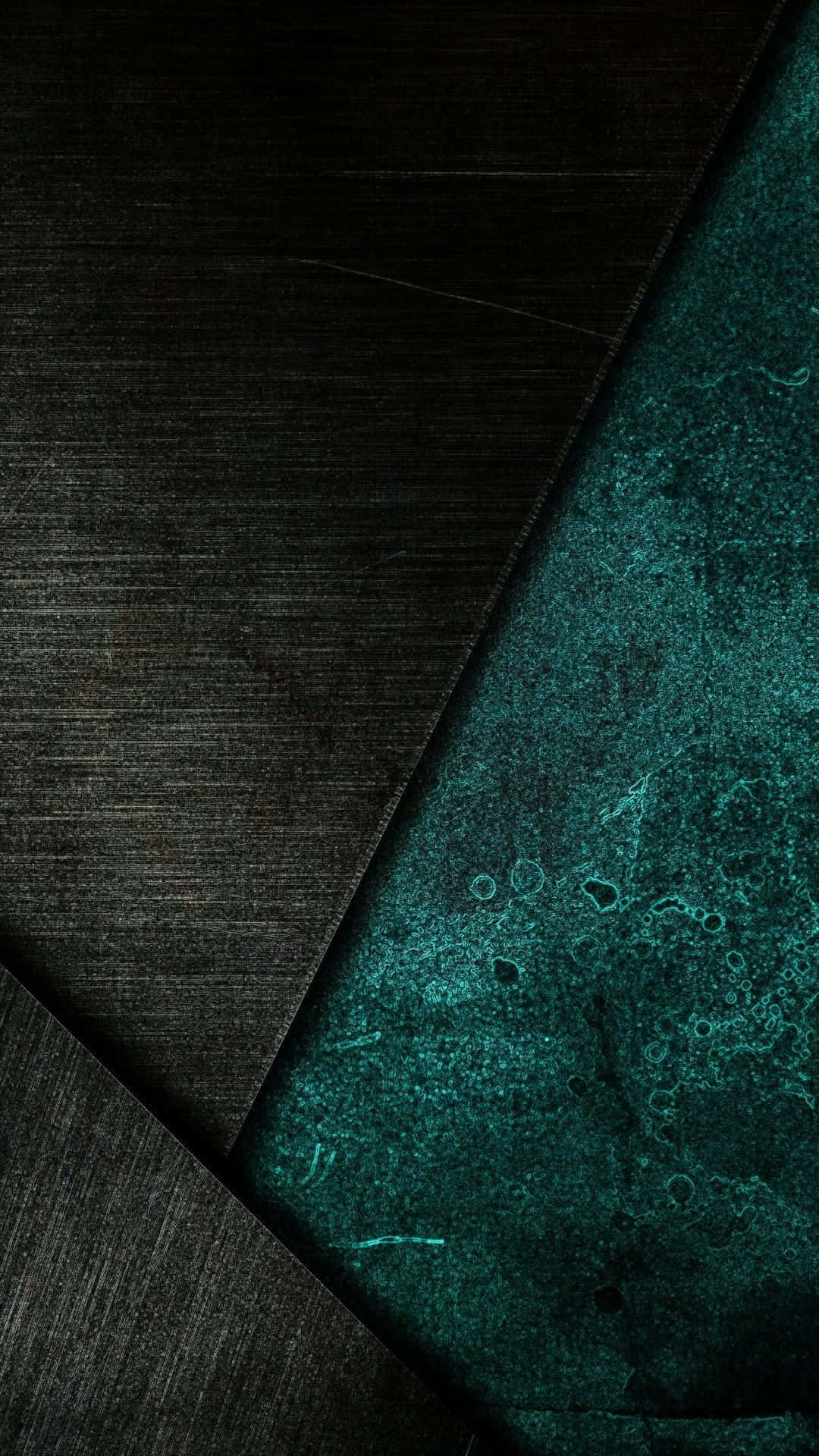 Android Material 桌布 壁紙 — 深色紋理表面對角線分割，其中一側顯示青綠色發光有機圖案。