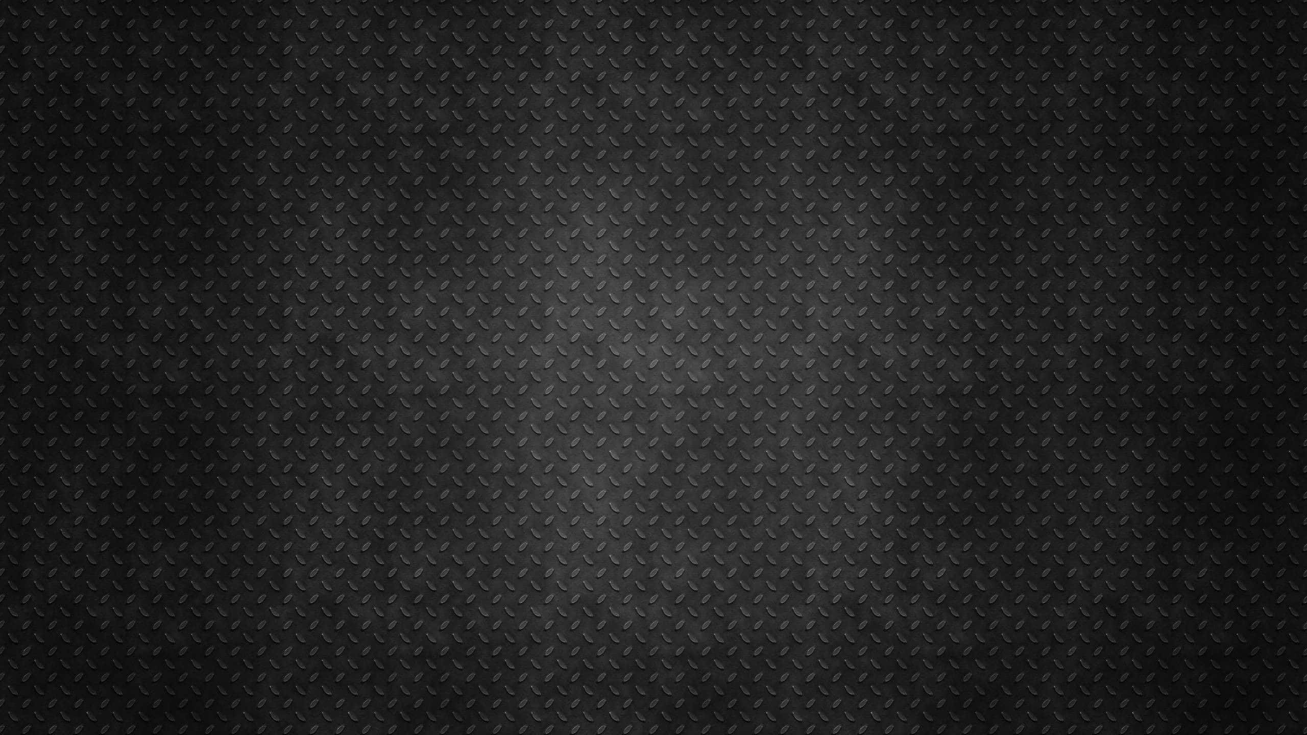 Dark Grunge 桌布 壁紙 — 深色紋理鑽石板金屬表面，帶有微妙的漸變照明。