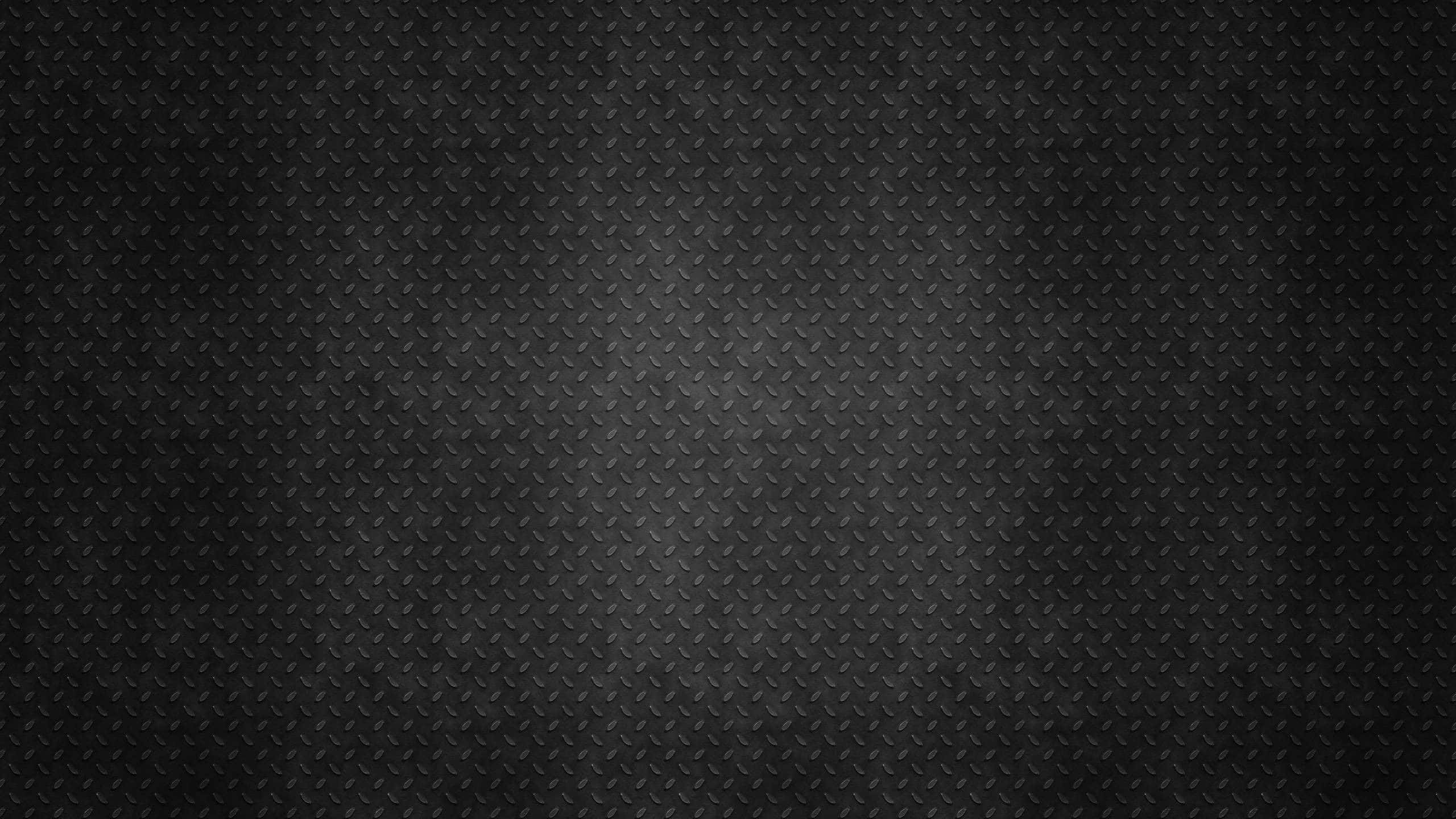 Dark Grunge 桌布 壁紙 — 深色紋理鑽石板金屬表面，帶有微妙的漸變照明。
