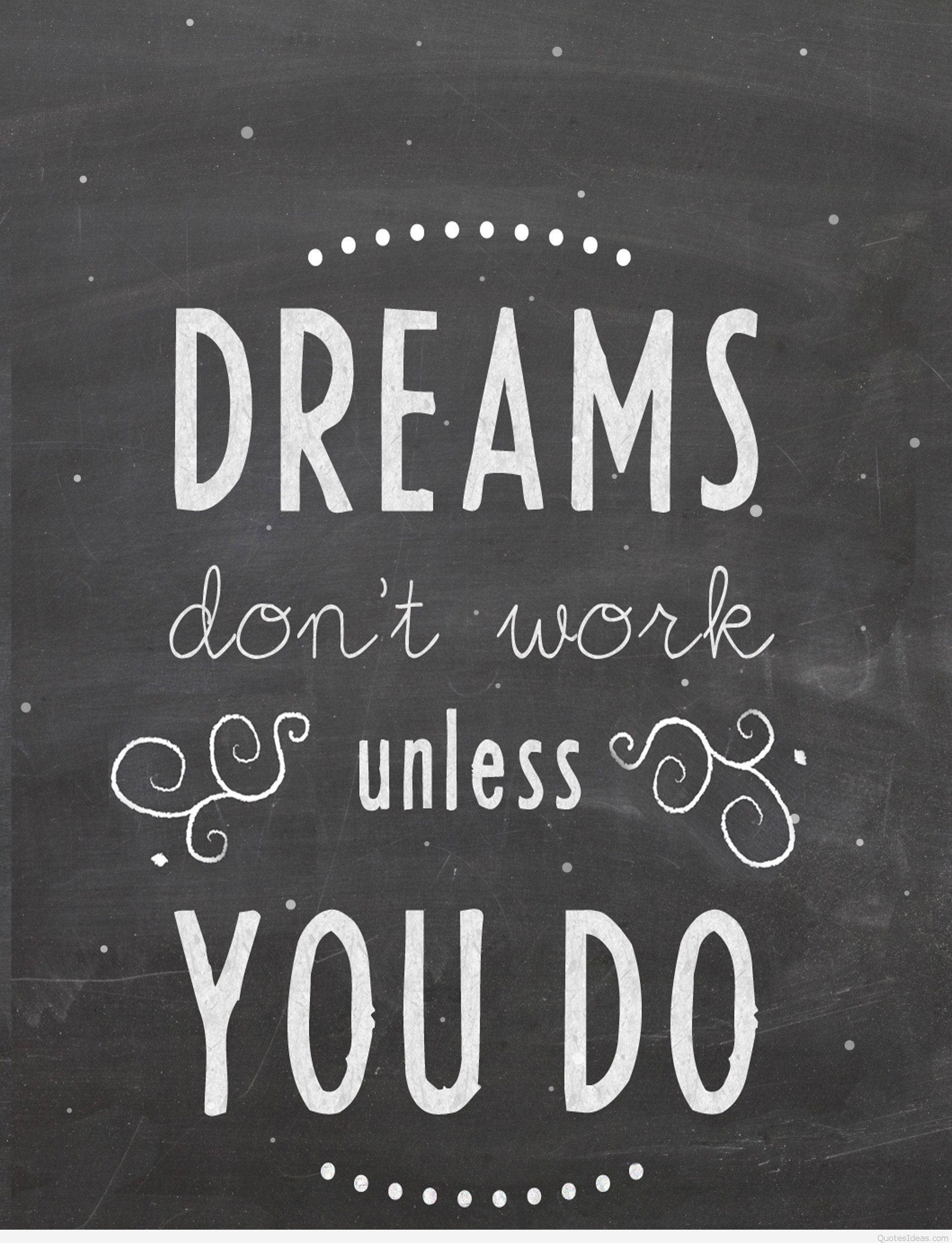 語錄 桌布 壁紙 — 深色紋理黑板上白色粉筆風格文字寫著「DREAMS don't work unless YOU DO」，並帶有裝飾性漩渦和圓點。