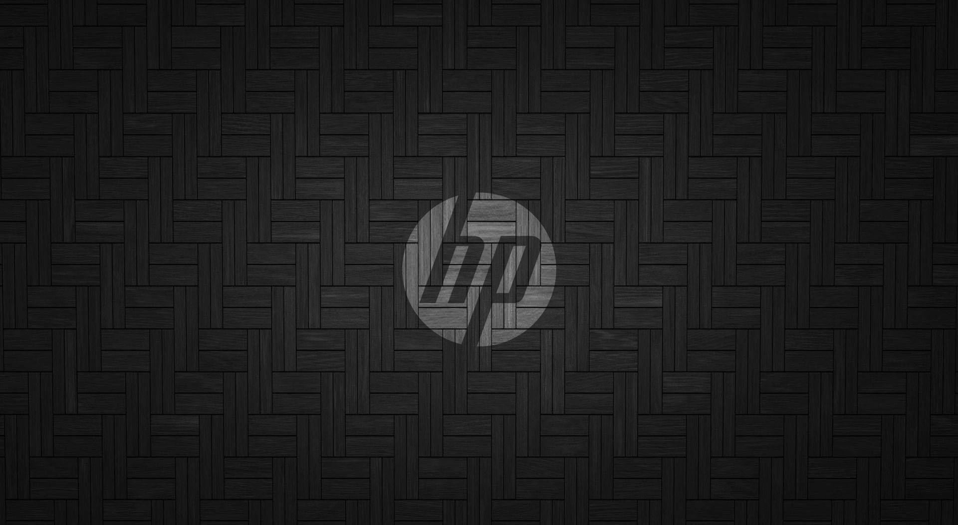 Hp Laptop 桌布 壁紙 — 深色編織紋理壁紙，黑色背景中央有灰色HP標誌。