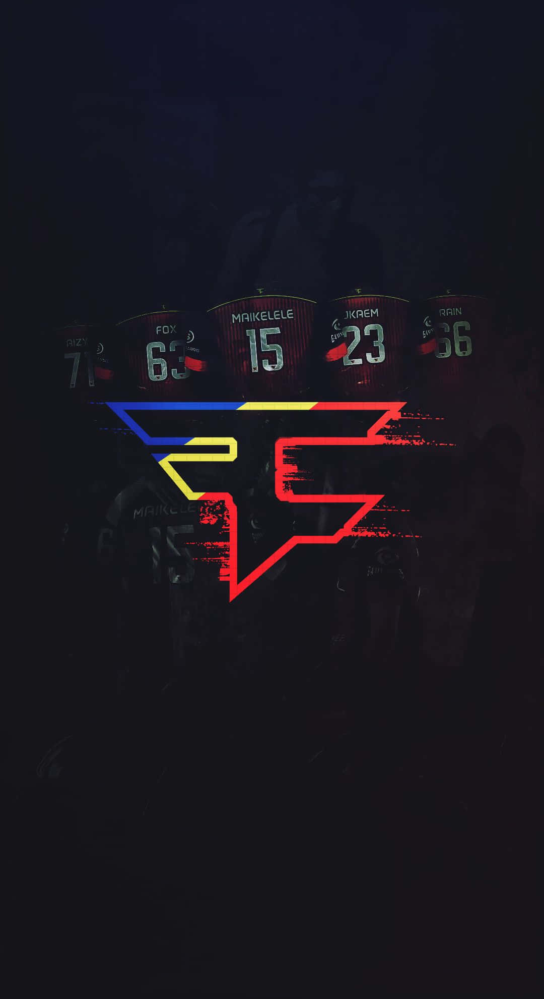 Faze Rug 桌布 壁紙 — 深色背景，帶有發光的紅、黃、藍色電競標誌，以及模糊的球員球衣，上面可見號碼和名字。