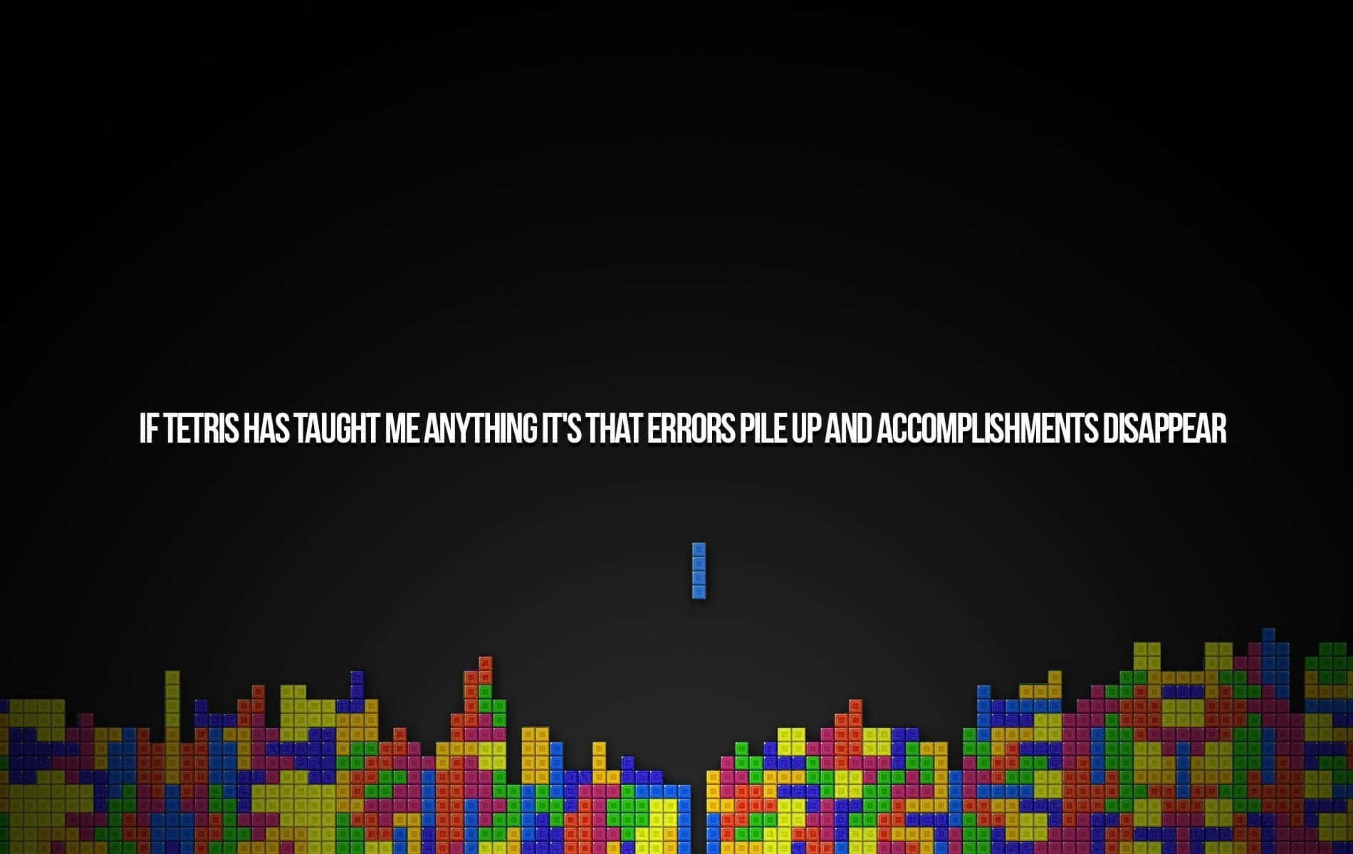 tetris 桌布 壁紙 — 深色背景上，色彩繽紛的俄羅斯方塊形成天際線，一個藍色方塊正掉落在關於錯誤與成就的文字上方。
