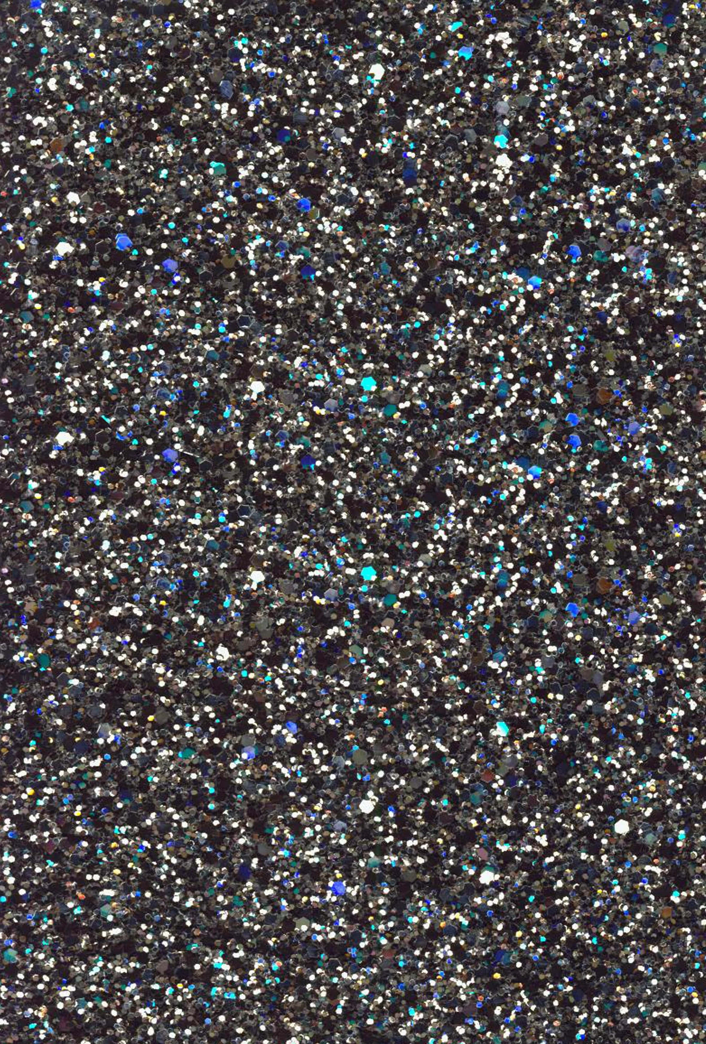 Blue Glitter 桌布 壁紙 — 深色背景上密集的銀色和藍色閃粉粒子，營造出閃爍的紋理表面。