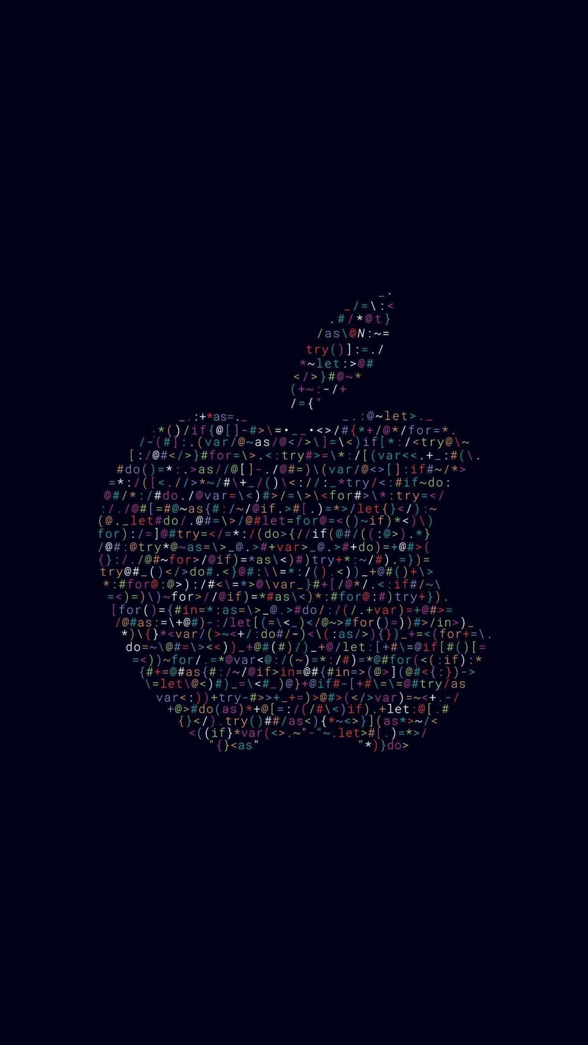 黑色 iPhone 桌布 桌布 壁紙 — 深色背景上有一個發光的Apple標誌，由色彩繽紛的層疊程式碼片段組成。