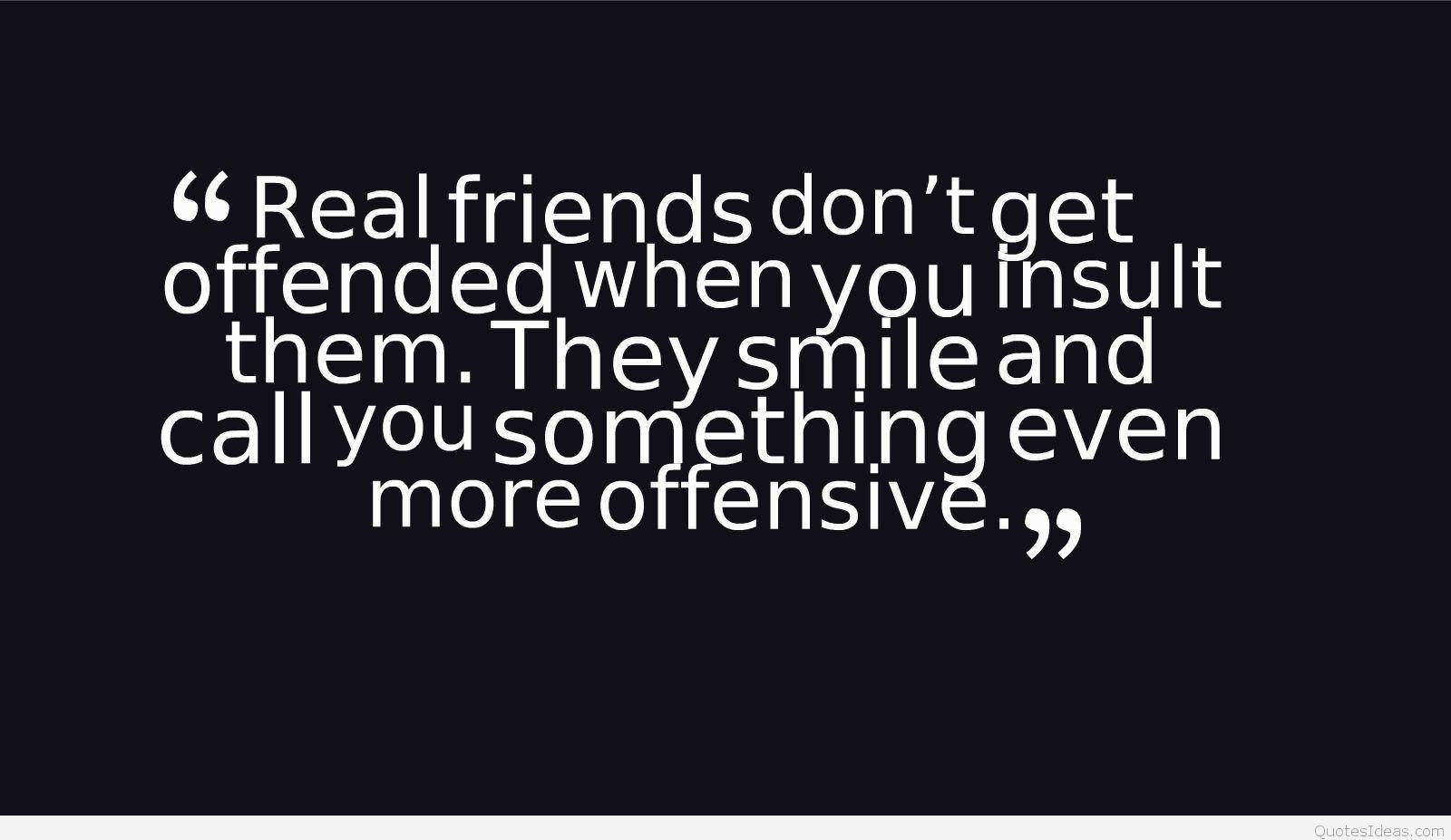 Best Friend Quotes 桌布 壁紙 — 深色背景上的白色文字引用真正朋友以玩味報復笑對侮辱。