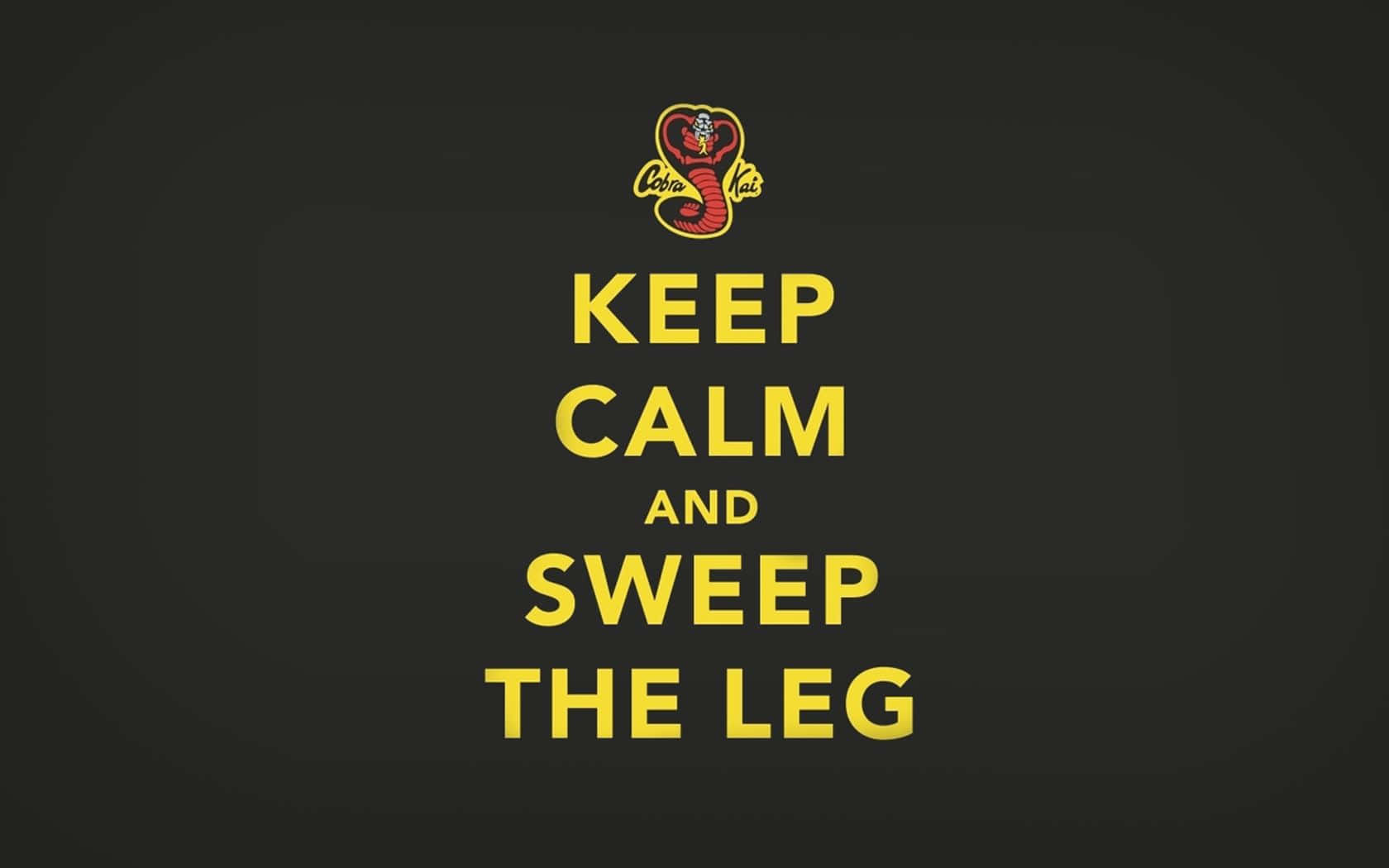 眼鏡蛇道館 桌布 壁紙 — 深色背景上粗體黃色文字寫著「KEEP CALM AND SWEEP THE LEG」，下方有眼鏡蛇標誌。