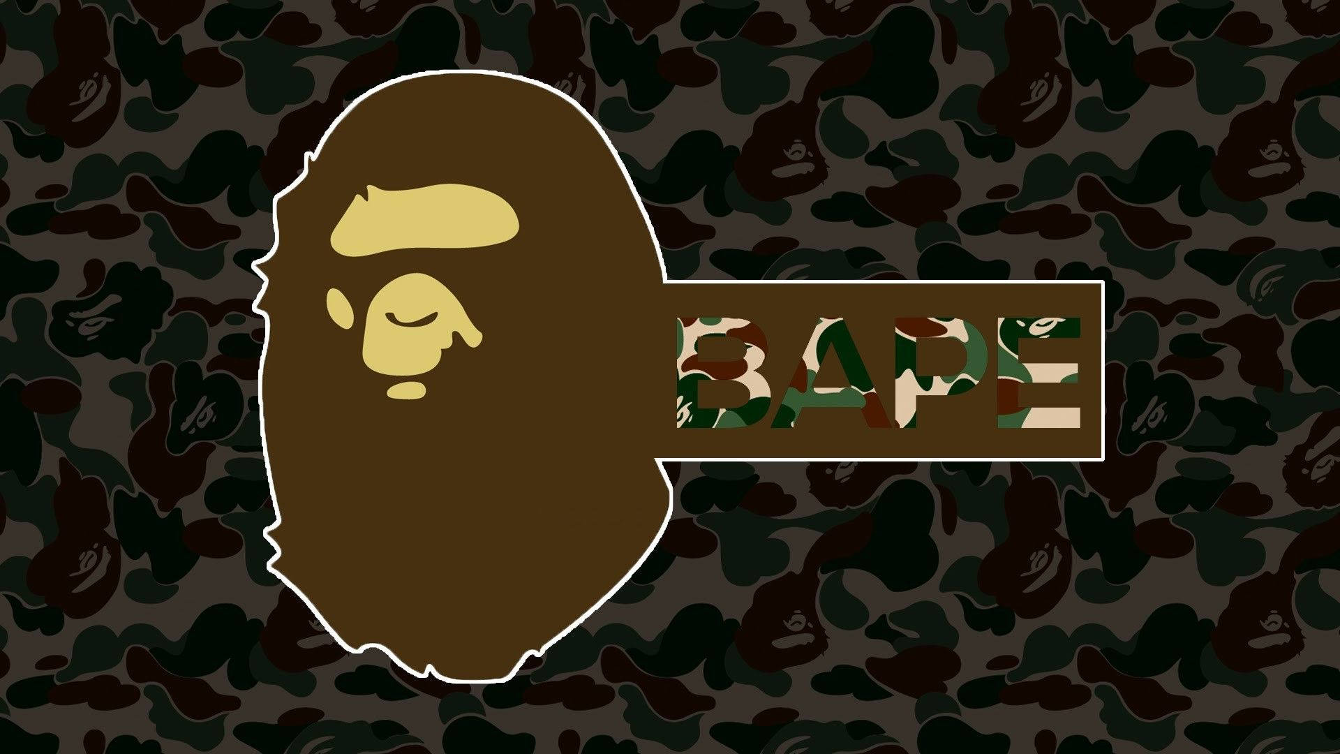 bape logo 桌布 壁紙 — 深色迷彩背景上，一個棕色BAPE標誌，配以黃色猿頭和迷彩文字。