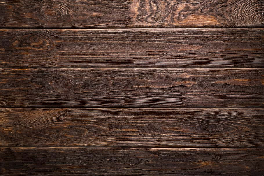 Brown Wood 桌布 壁紙 — 深色鄉村風格木板的特寫，帶有豐富的木紋圖案和溫暖的琥珀色高光。