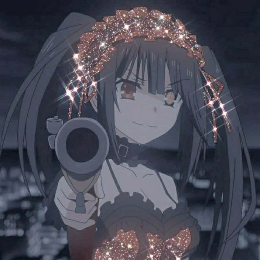 Aesthetic Anime Profile 桌布 壁紙 — 深色頭髮、戴著閃亮頭飾的動漫女孩，在夜晚模糊的城市背景下持槍。