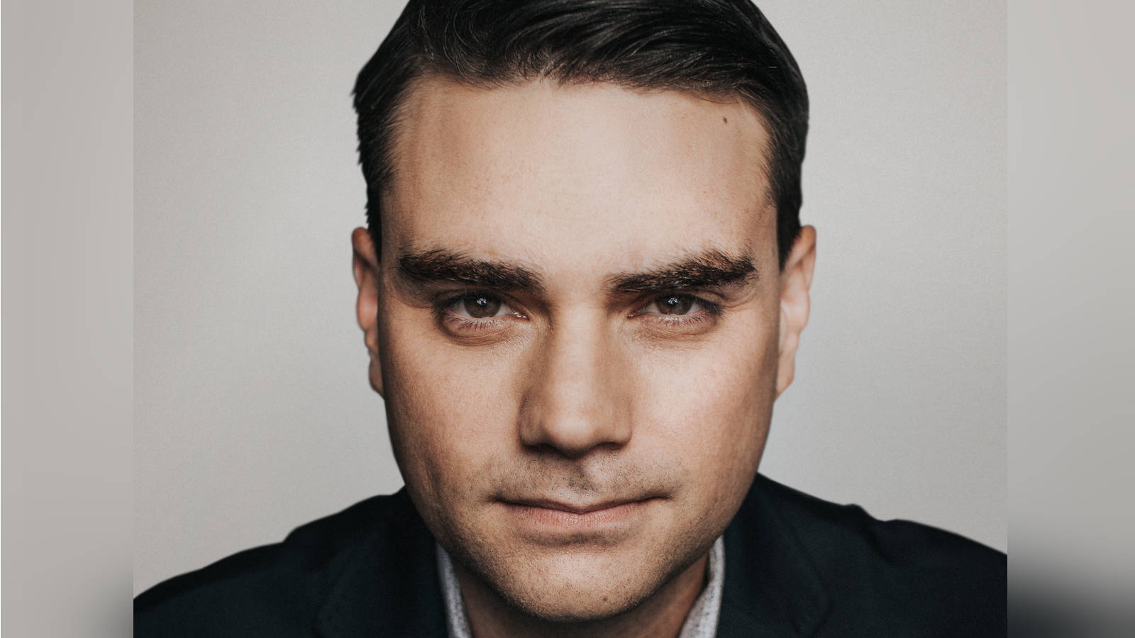 Ben Shapiro 桌布 壁紙 — 深色頭髮、眼神銳利的男士特寫肖像，背景為中性灰色。