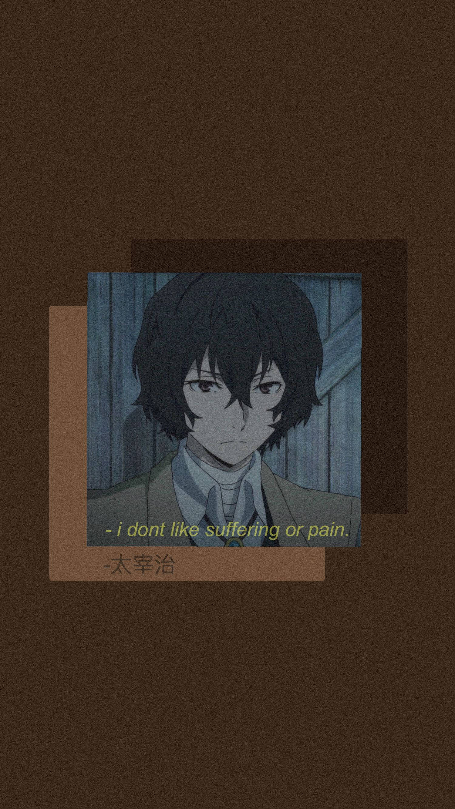 Dazai 桌布 壁紙 — 深色頭髮、表情嚴肅的動漫角色，以層疊棕色調和引文疊加框住。