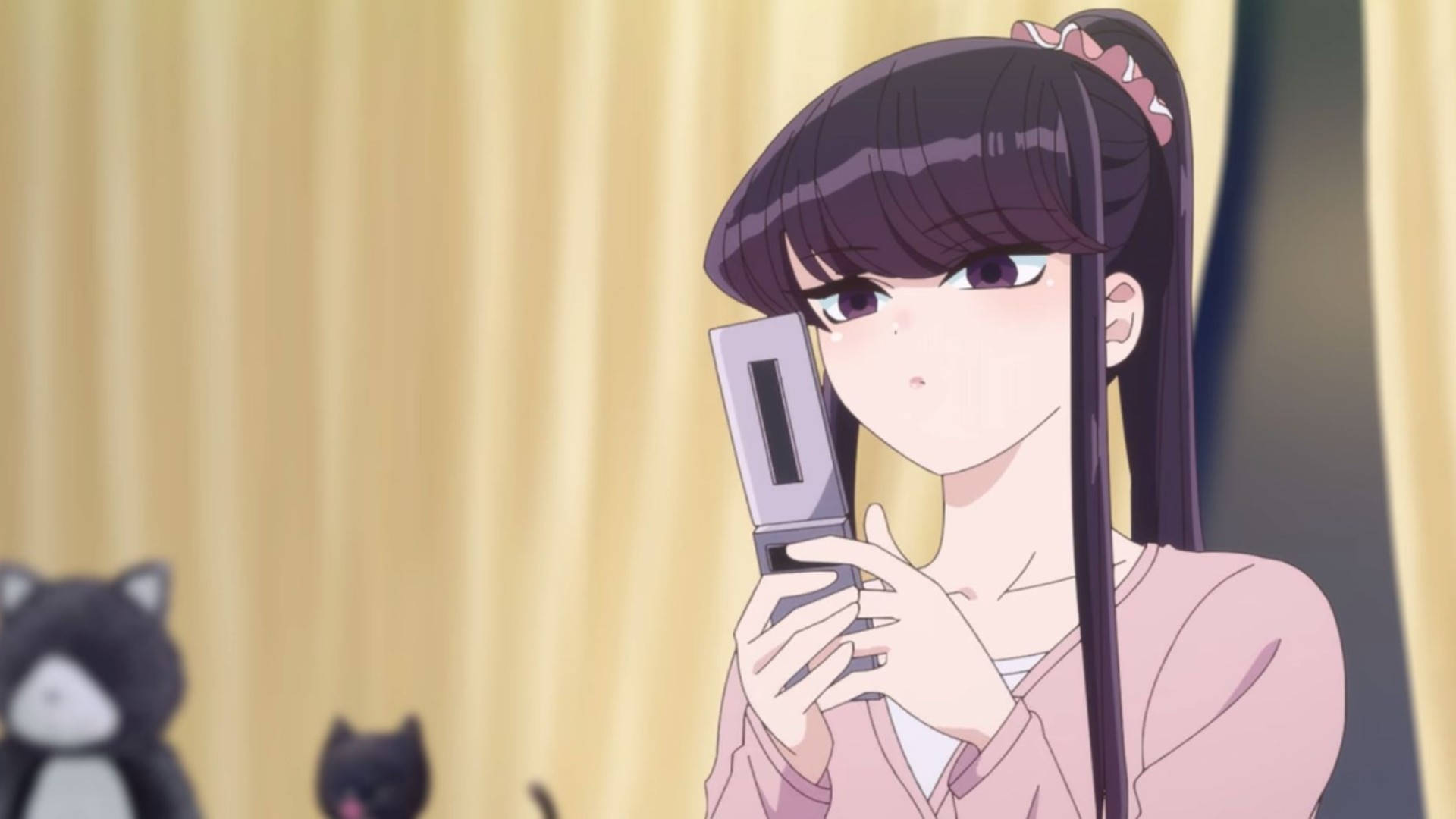 Komi Cant Communicate 桌布 壁紙 — 深色頭髮的動漫女孩在光線柔和的房間裡拿著摺疊手機，附近有貓咪絨毛玩具。