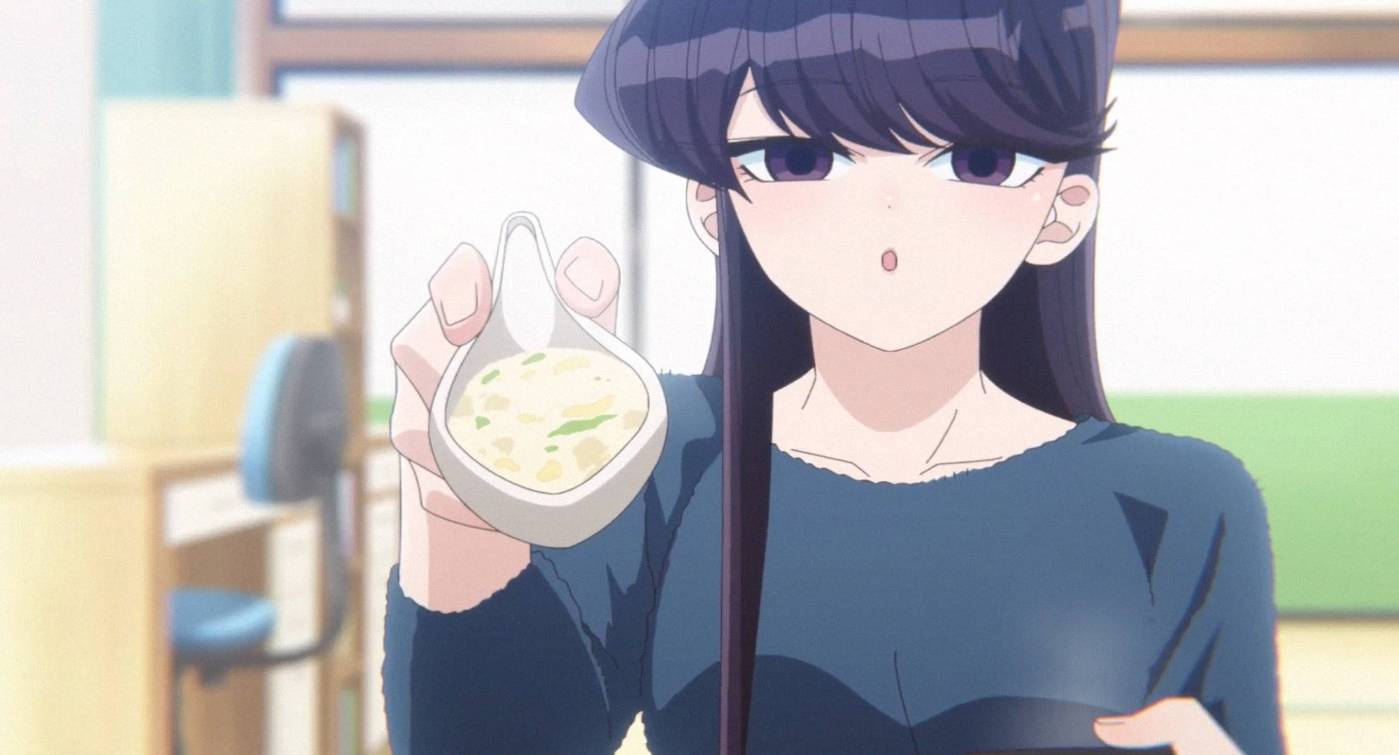 Komi Cant Communicate 桌布 壁紙 — 深色頭髮的動漫女孩在明亮的房間裡拿著一碗帶有綠色裝飾的奶油湯。