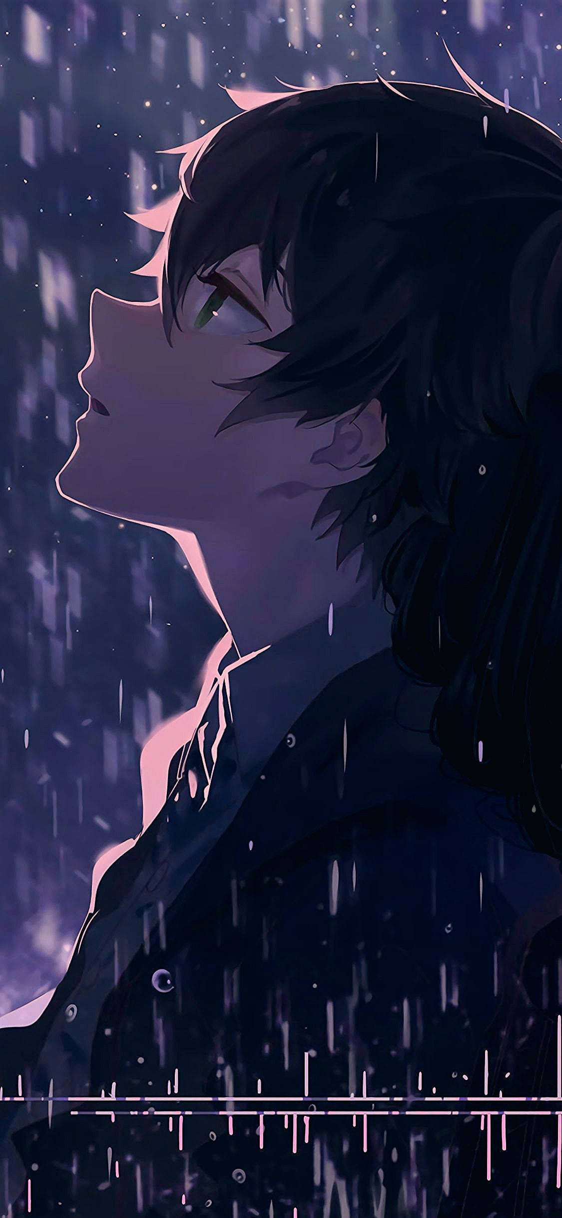Cool Anime iPhone 桌布 壁紙 — 深色頭髮的動漫男孩在紫色暮色天空下，在雨中仰望，帶有發光粒子。