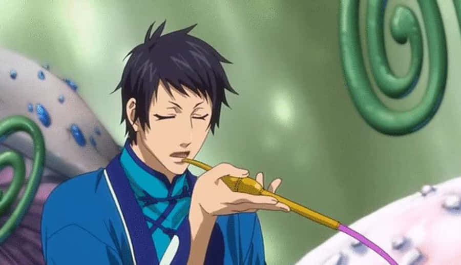 Black Butler Lau 桌布 壁紙 — 深色頭髮的動漫角色穿著藍色服裝，在綠色螺旋背景前抽金色煙斗。