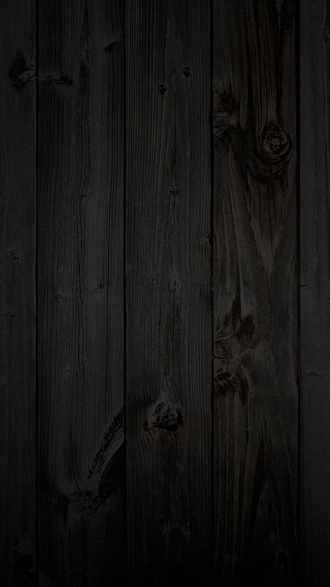 Black Wood 桌布 壁紙 — 深色風化木板，在低光下可見清晰的木紋、節疤和垂直接縫。